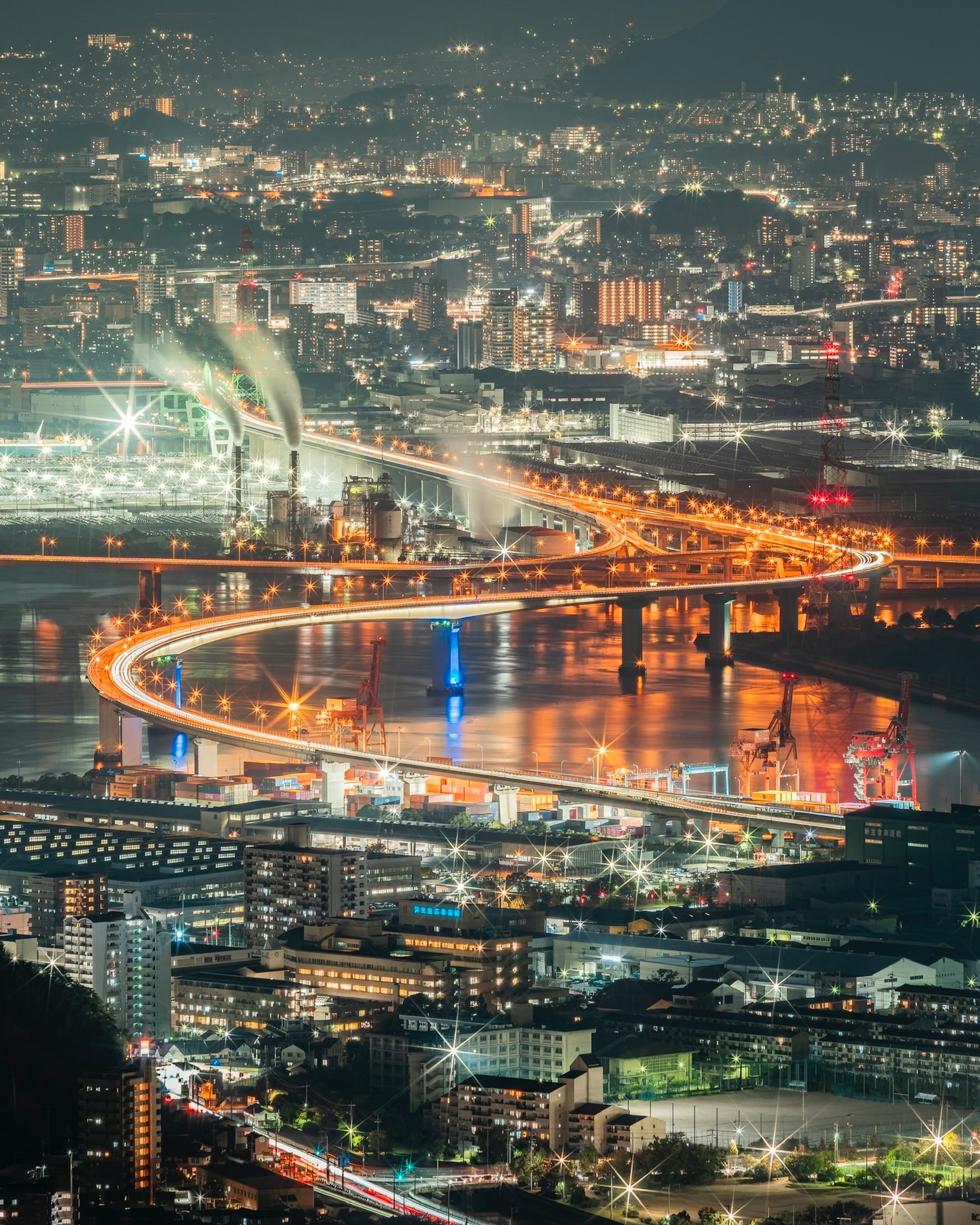 夜景城市风景，曲折的桥和明亮的灯光