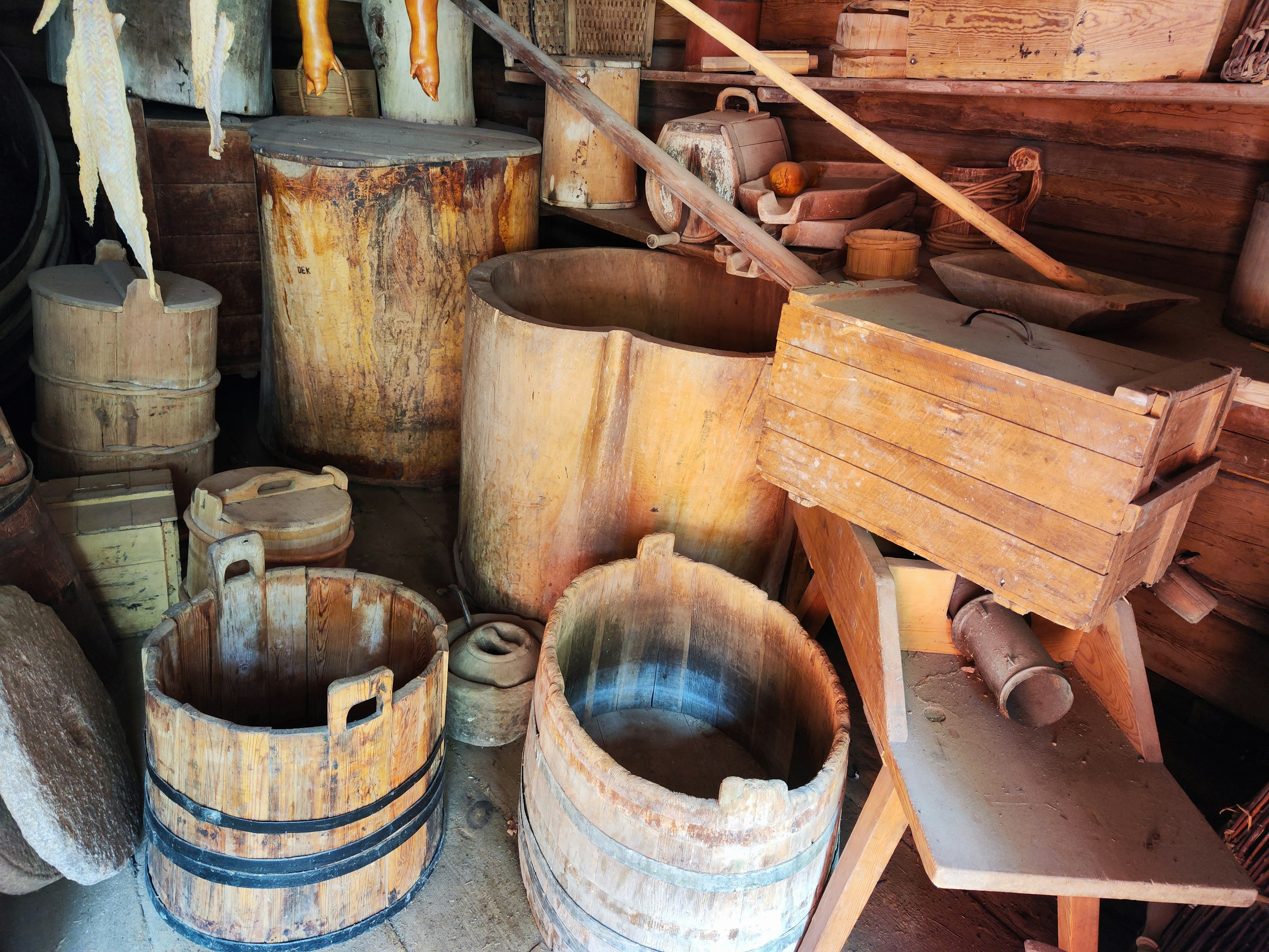 Interno di uno spazio di stoccaggio pieno di secchi e contenitori in legno