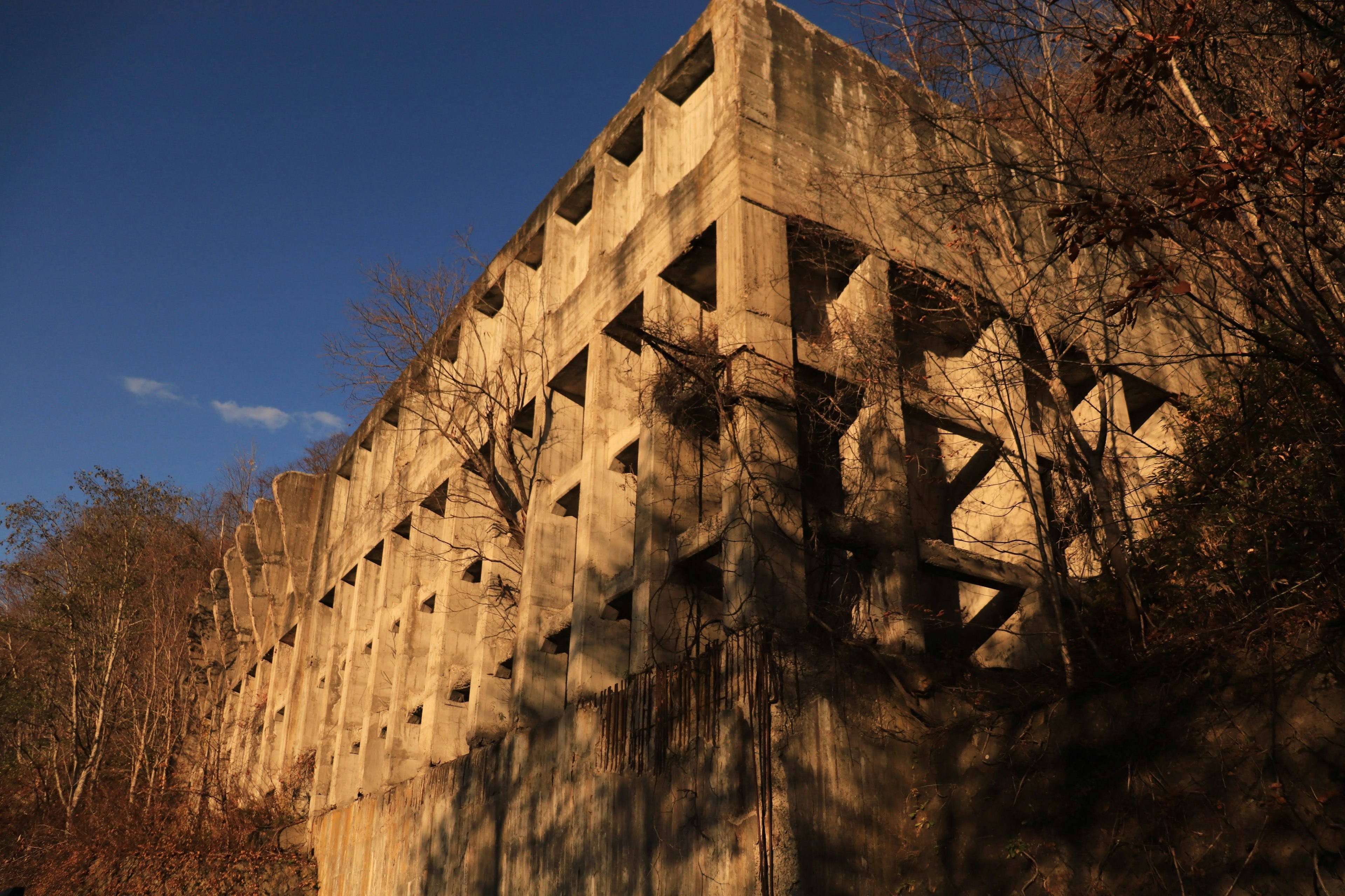 Betongebäude mit geometrischen Mustern und Schatten