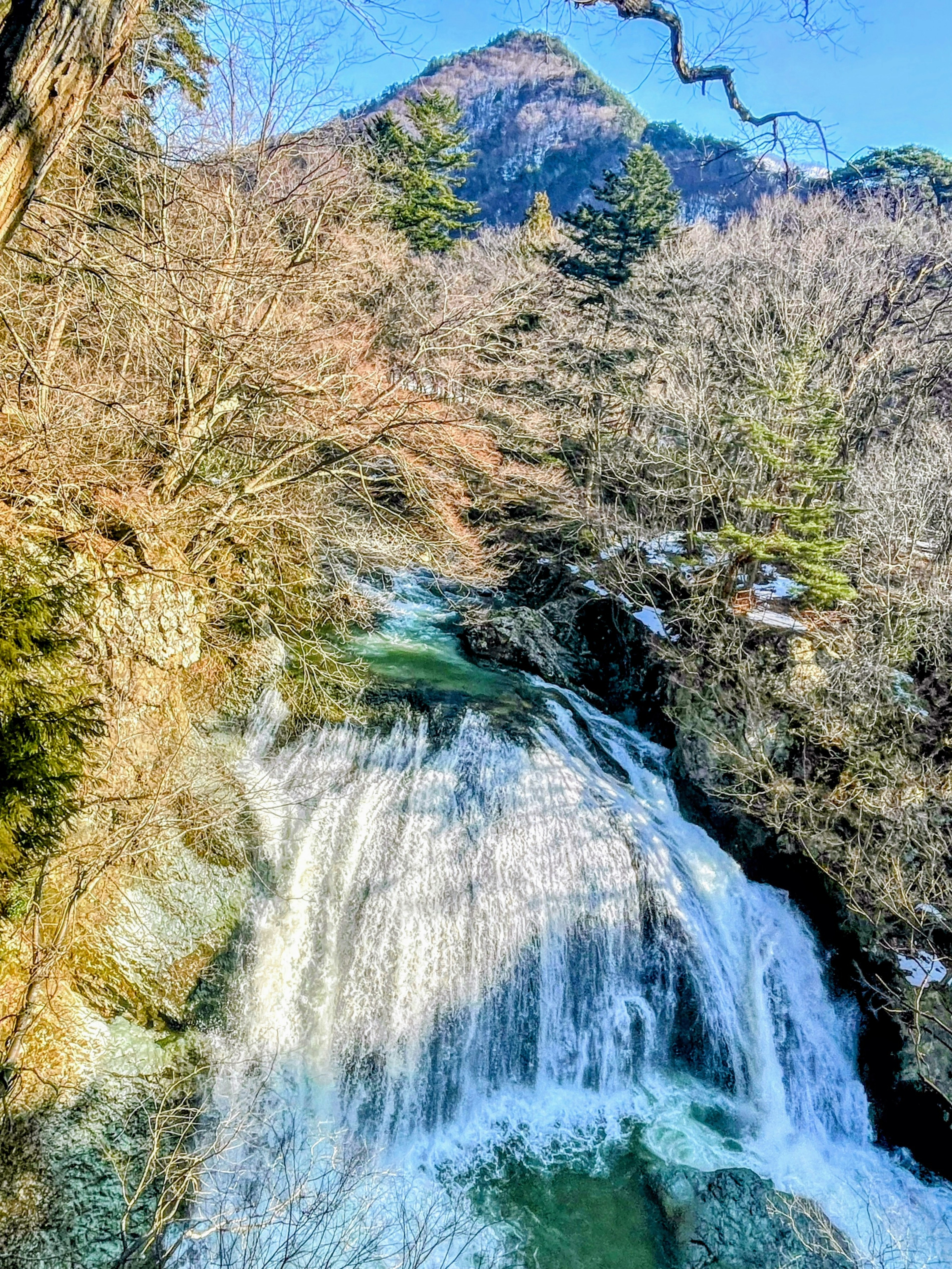 美しい滝と山の景色が広がる自然の風景