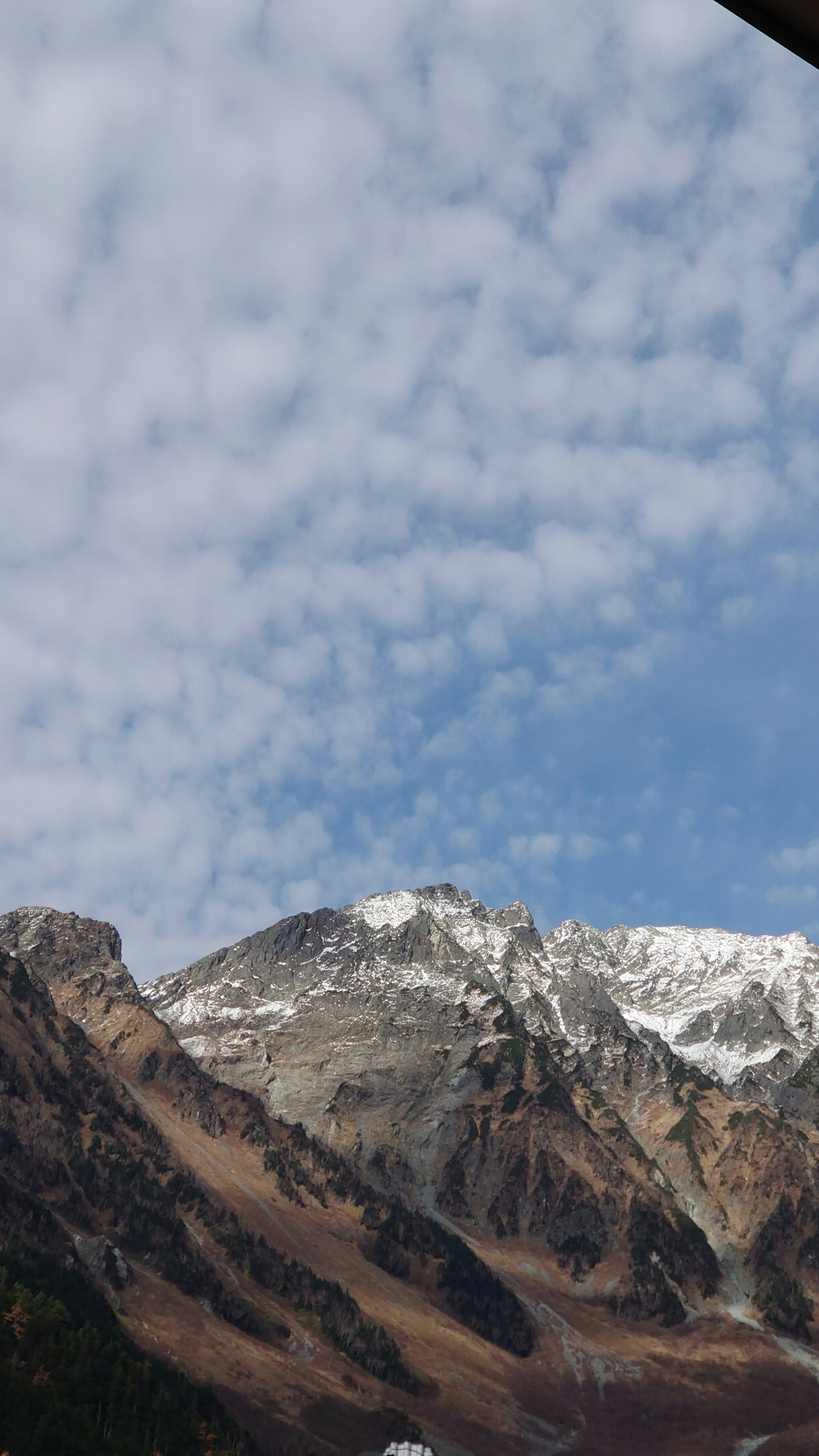 雪をかぶった山々と青空の雲