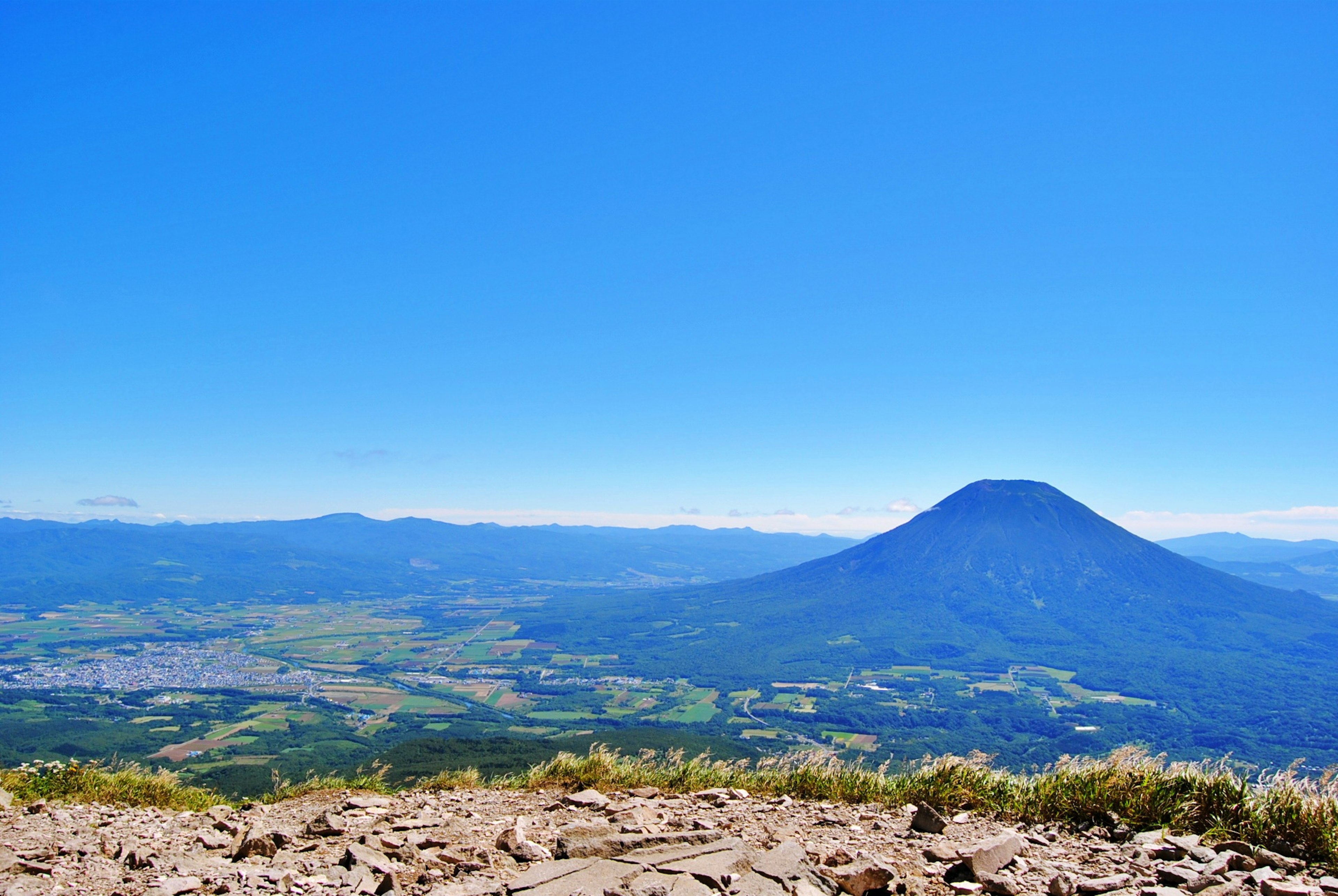 Paysage montagneux magnifique sous un ciel bleu avec une vallée verte