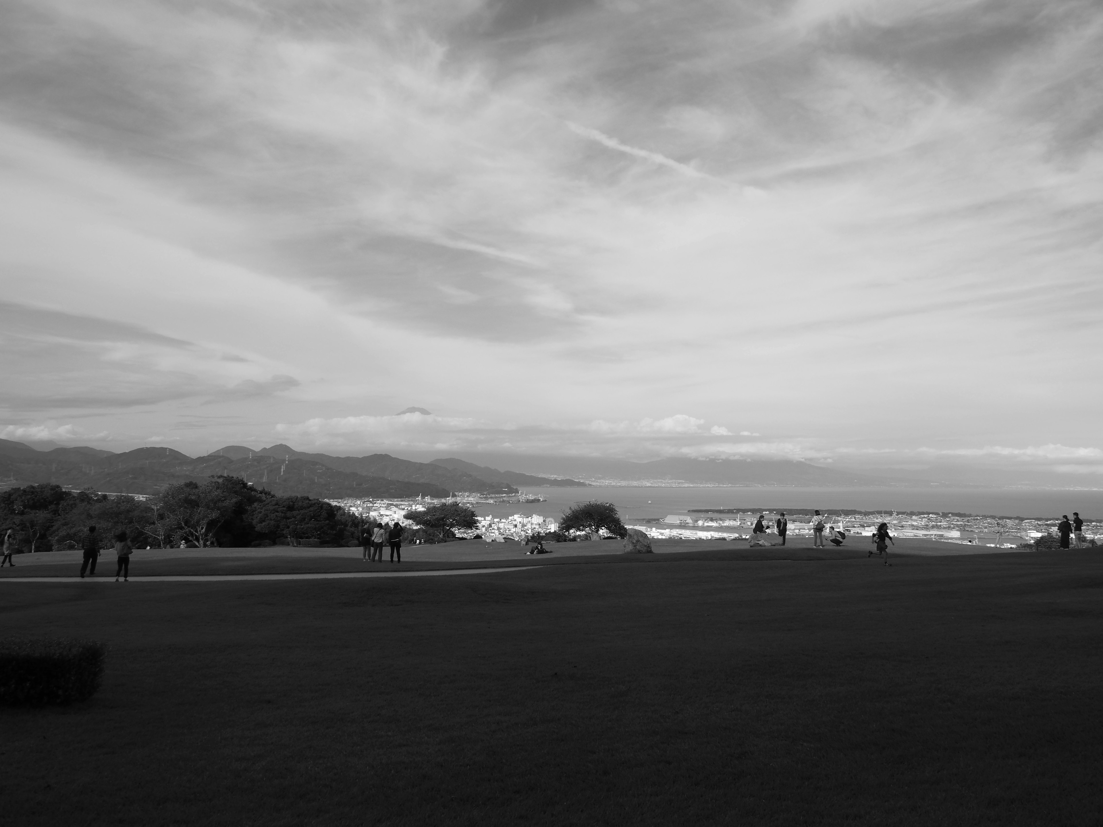 Paisaje en blanco y negro con mar y montañas