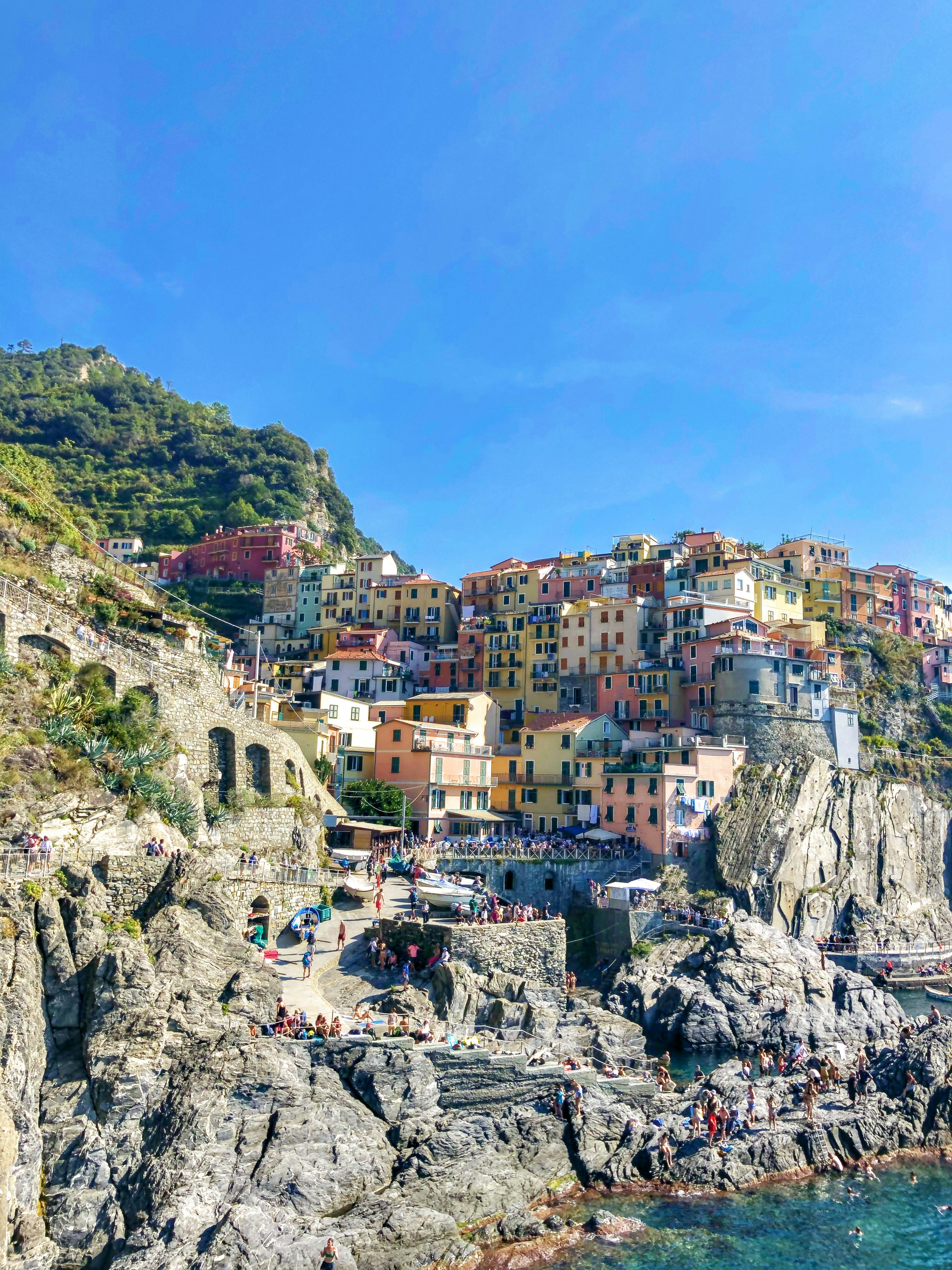 Casas coloridas en una costa rocosa con cielo azul claro