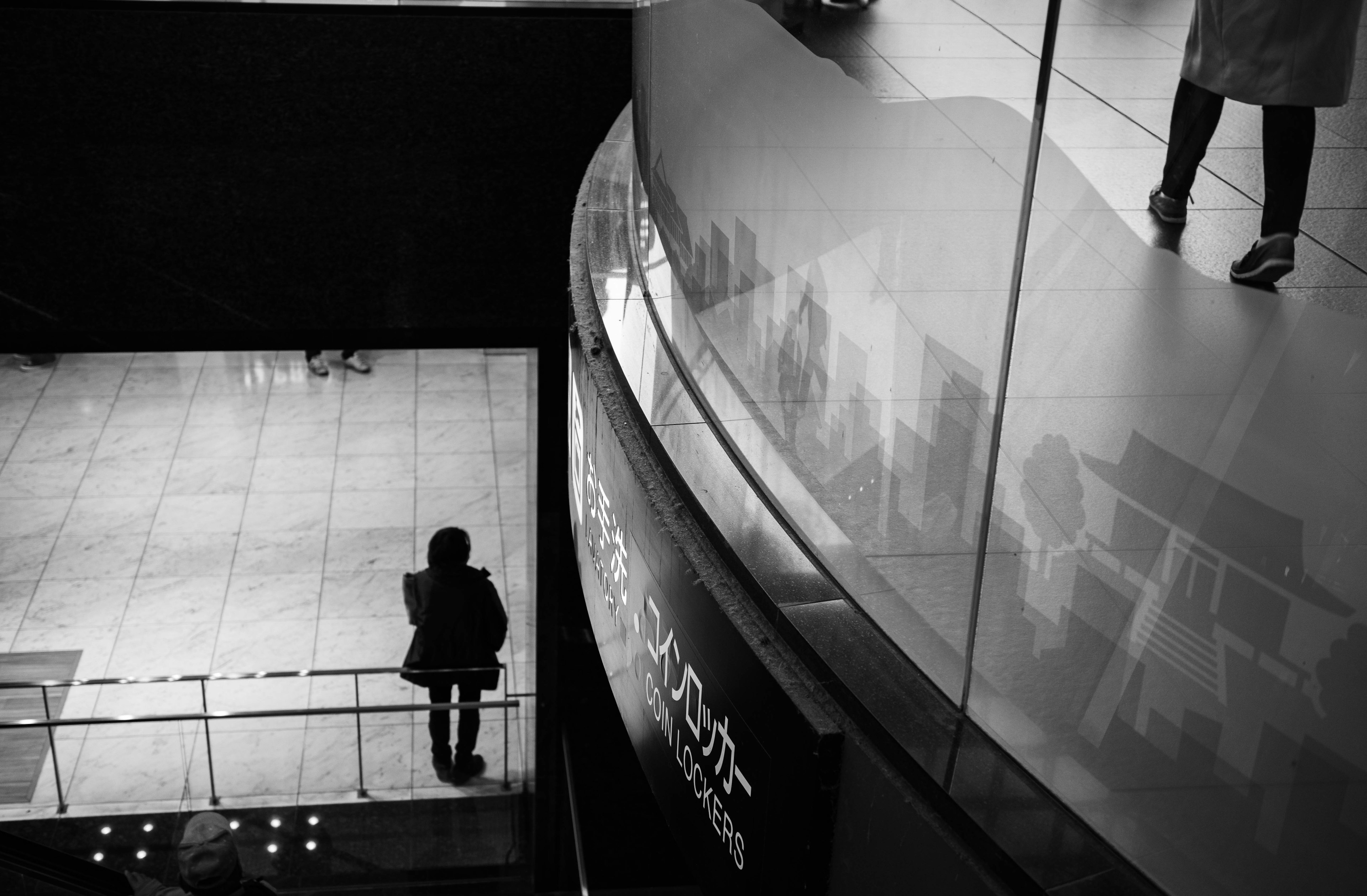 Un espace moderne avec de forts contrastes en noir et blanc présentant une personne debout