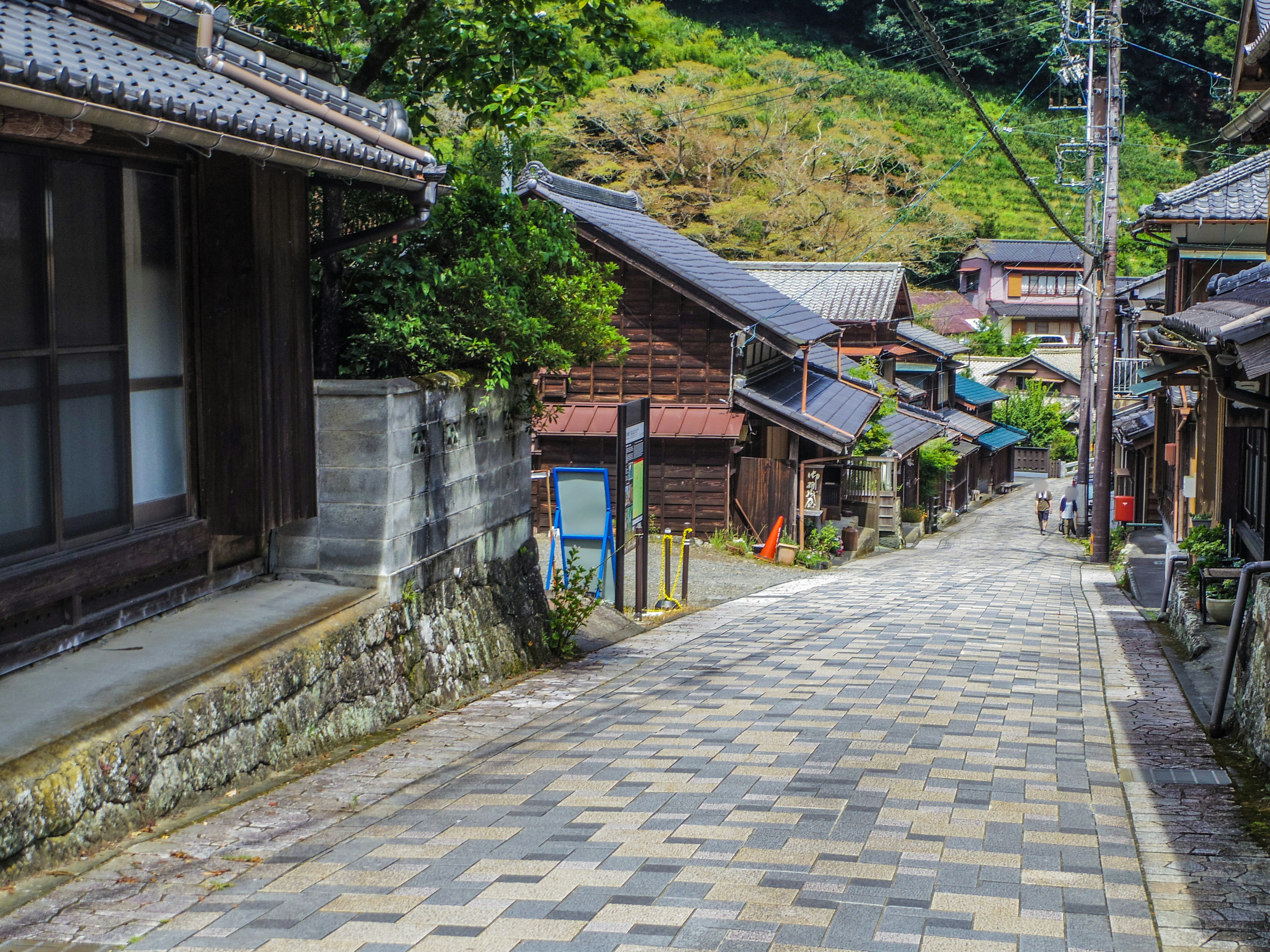 Calle antigua y tranquila con pavimento de piedra y casas tradicionales