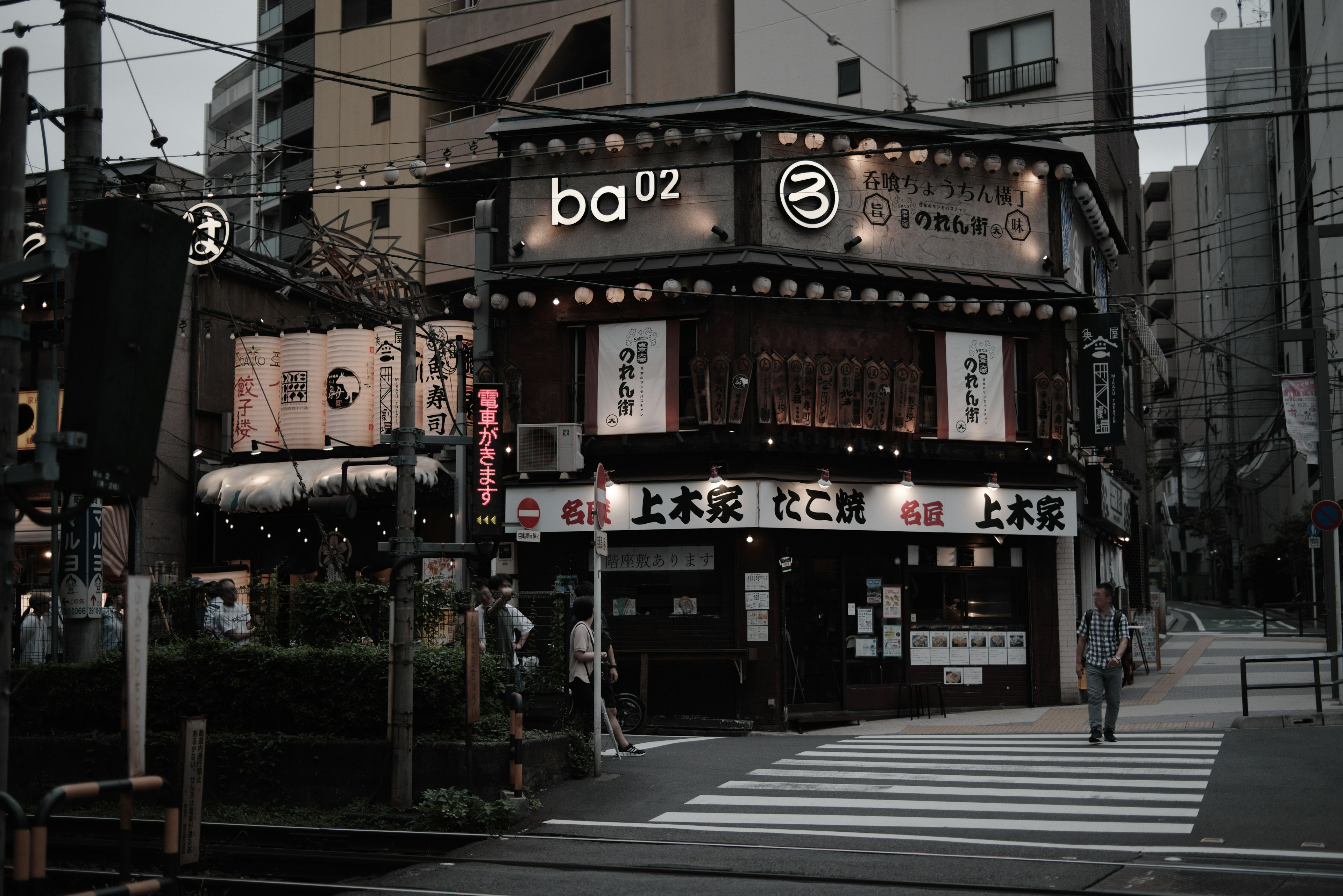 Esterno di un ristorante a Tokyo con insegne al neon prominenti