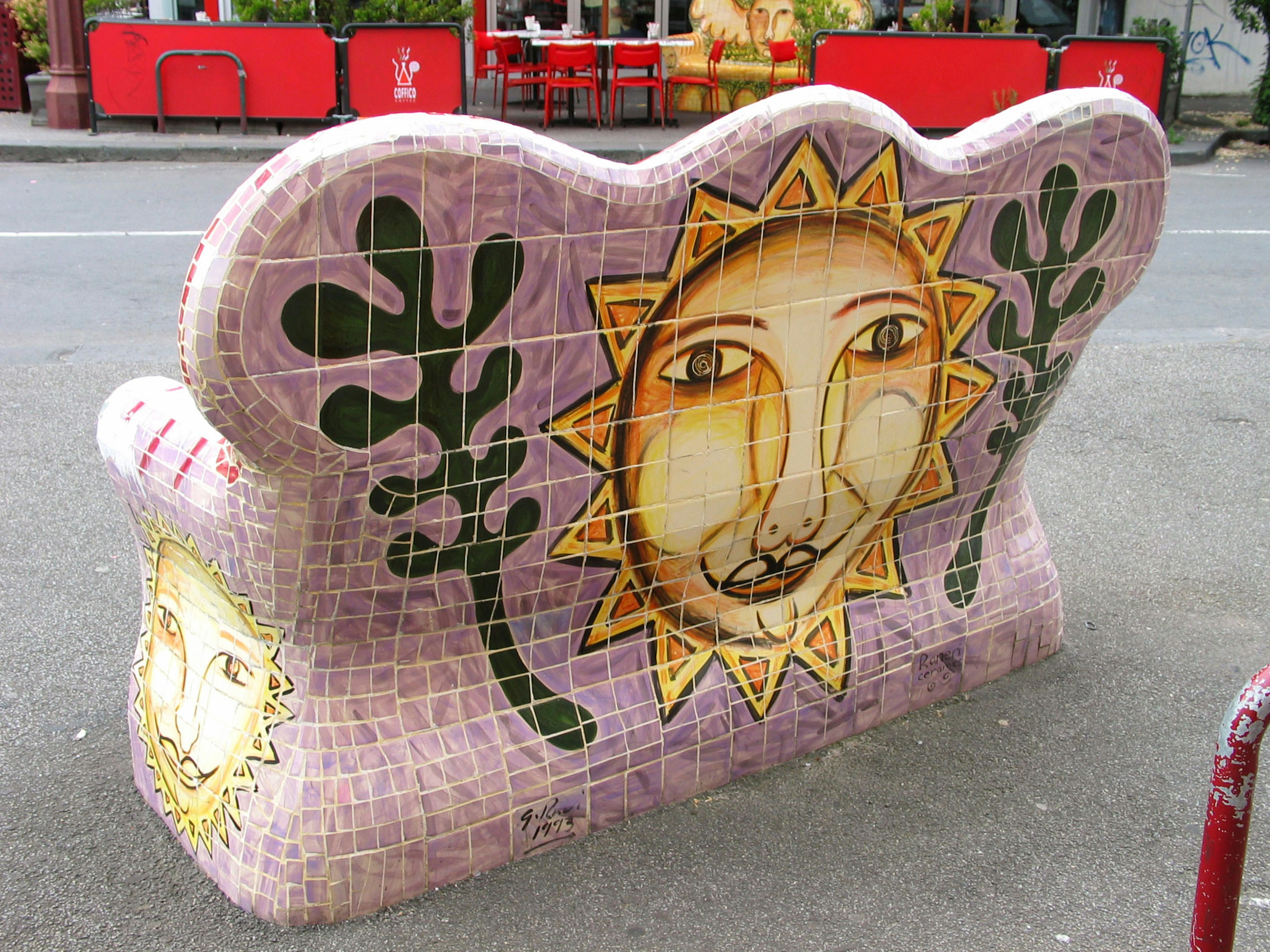 Banc carrelé coloré avec un visage de soleil et un motif de plante