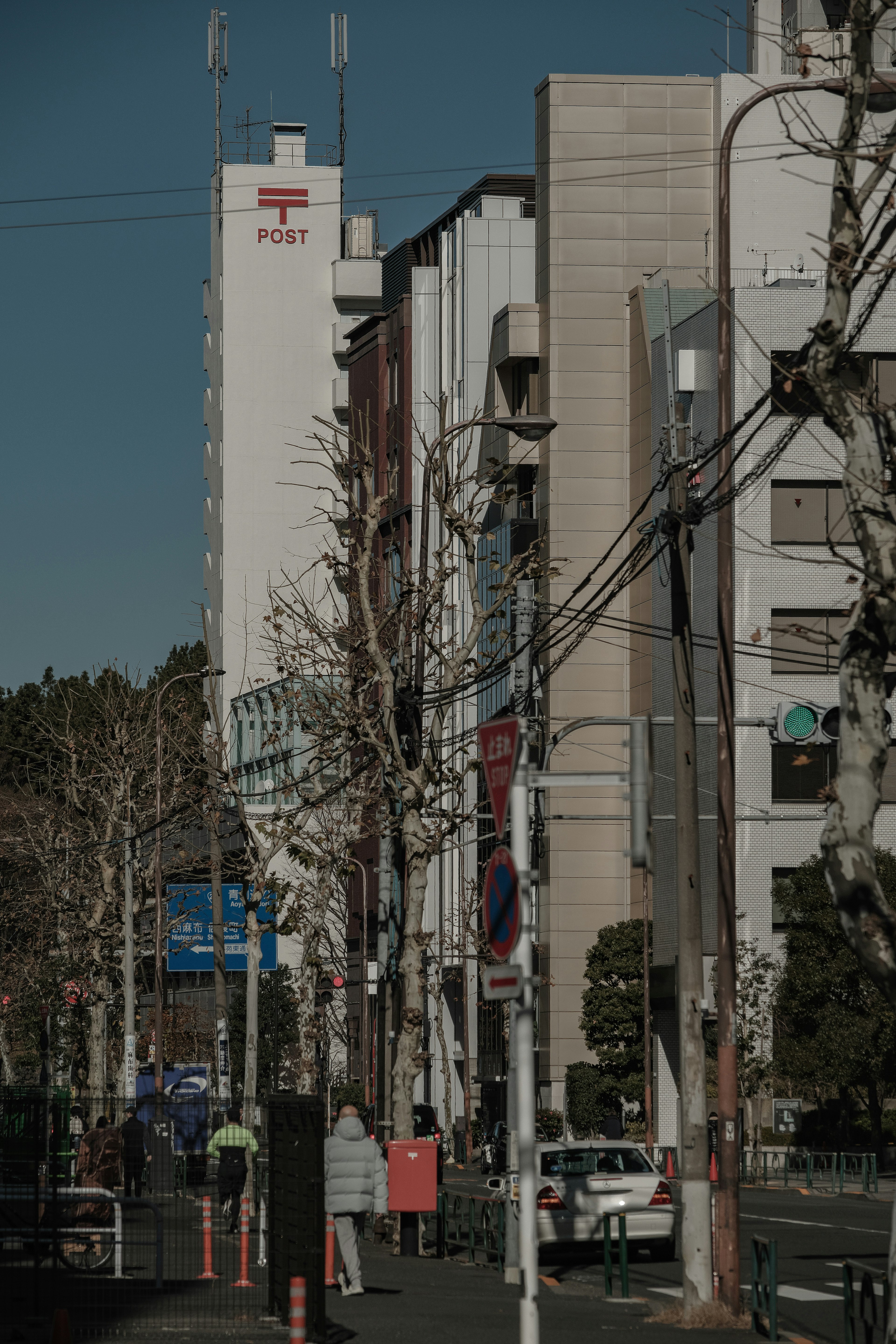 城市街景，展示建筑和电线杆