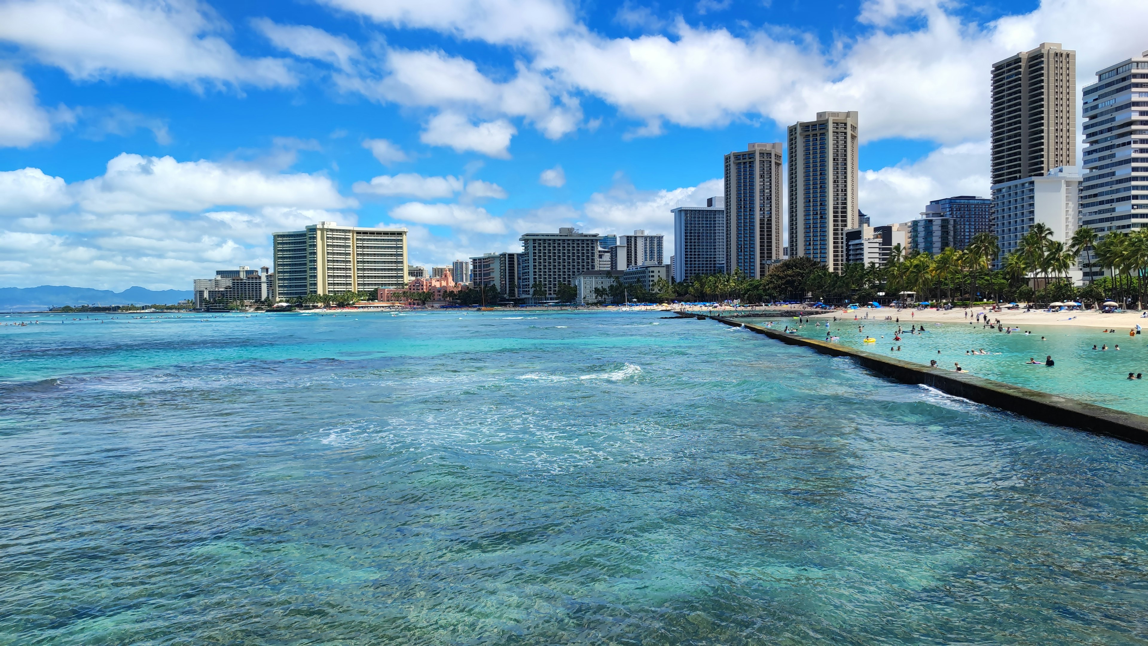 威基基海灘的美麗景色，碧藍的海水和高樓大廈