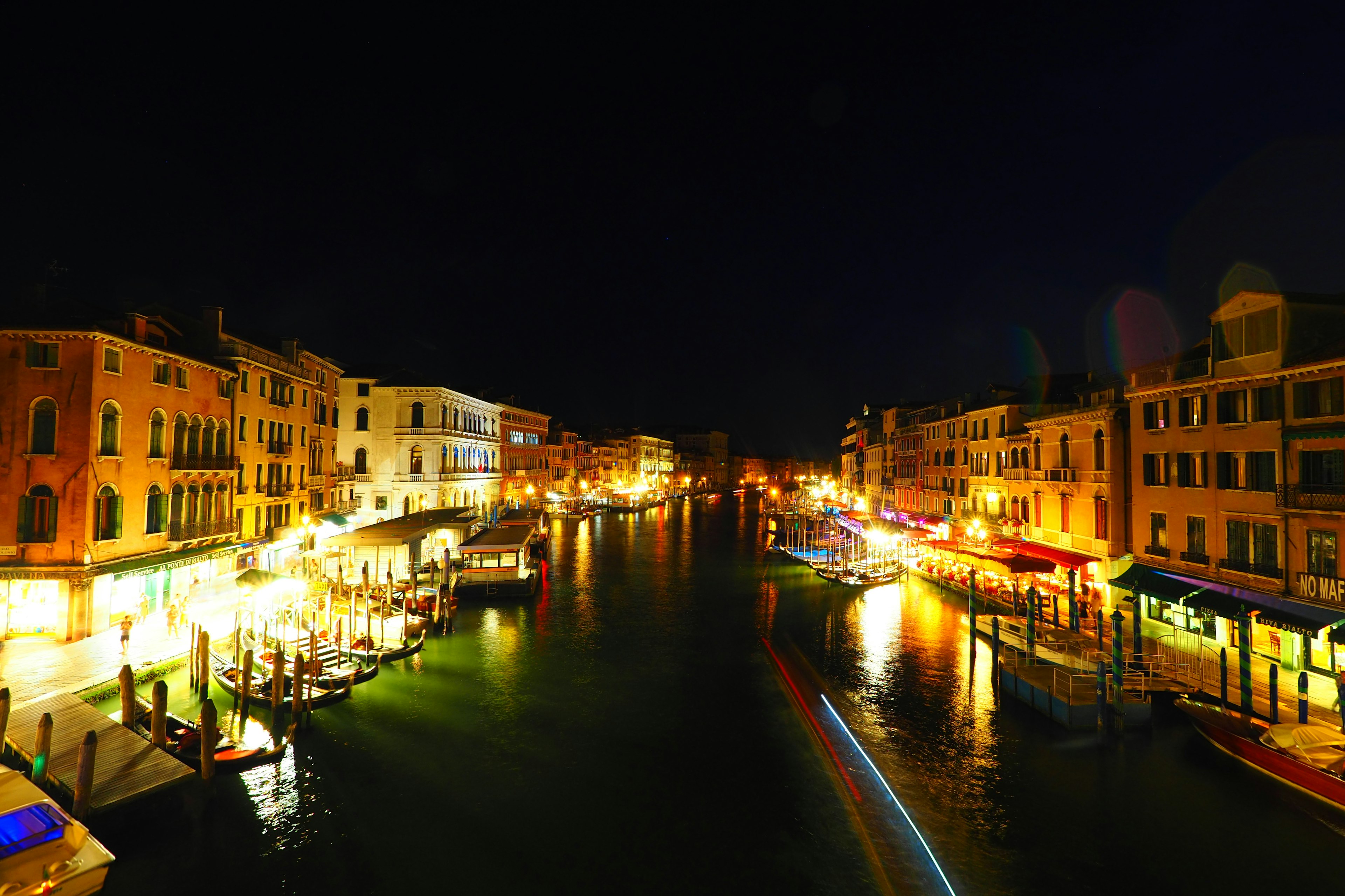 Vista bellissima del canale di Venezia di notte con luci scintillanti