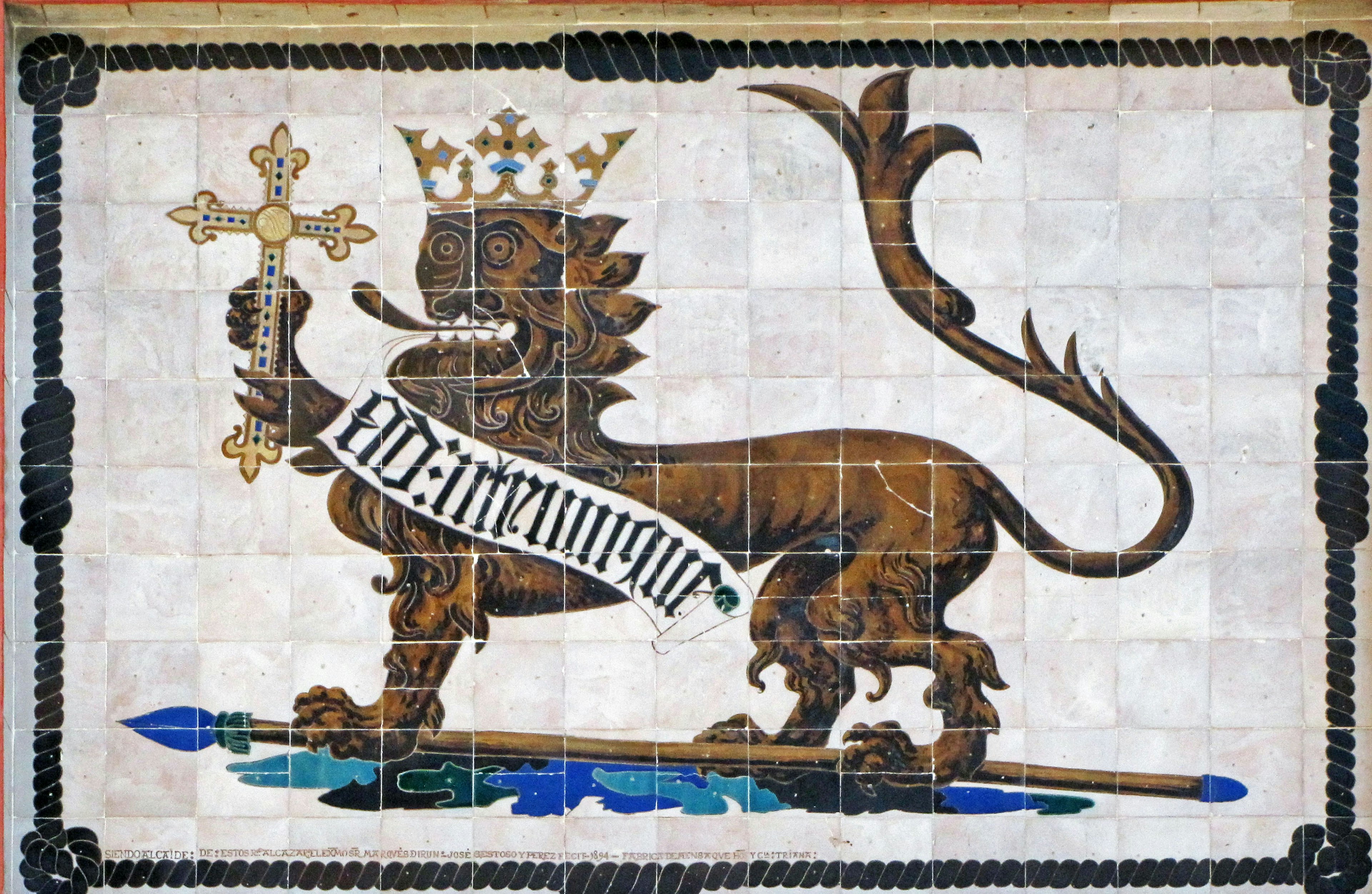 Art en carreaux représentant un emblème de lion avec une couronne