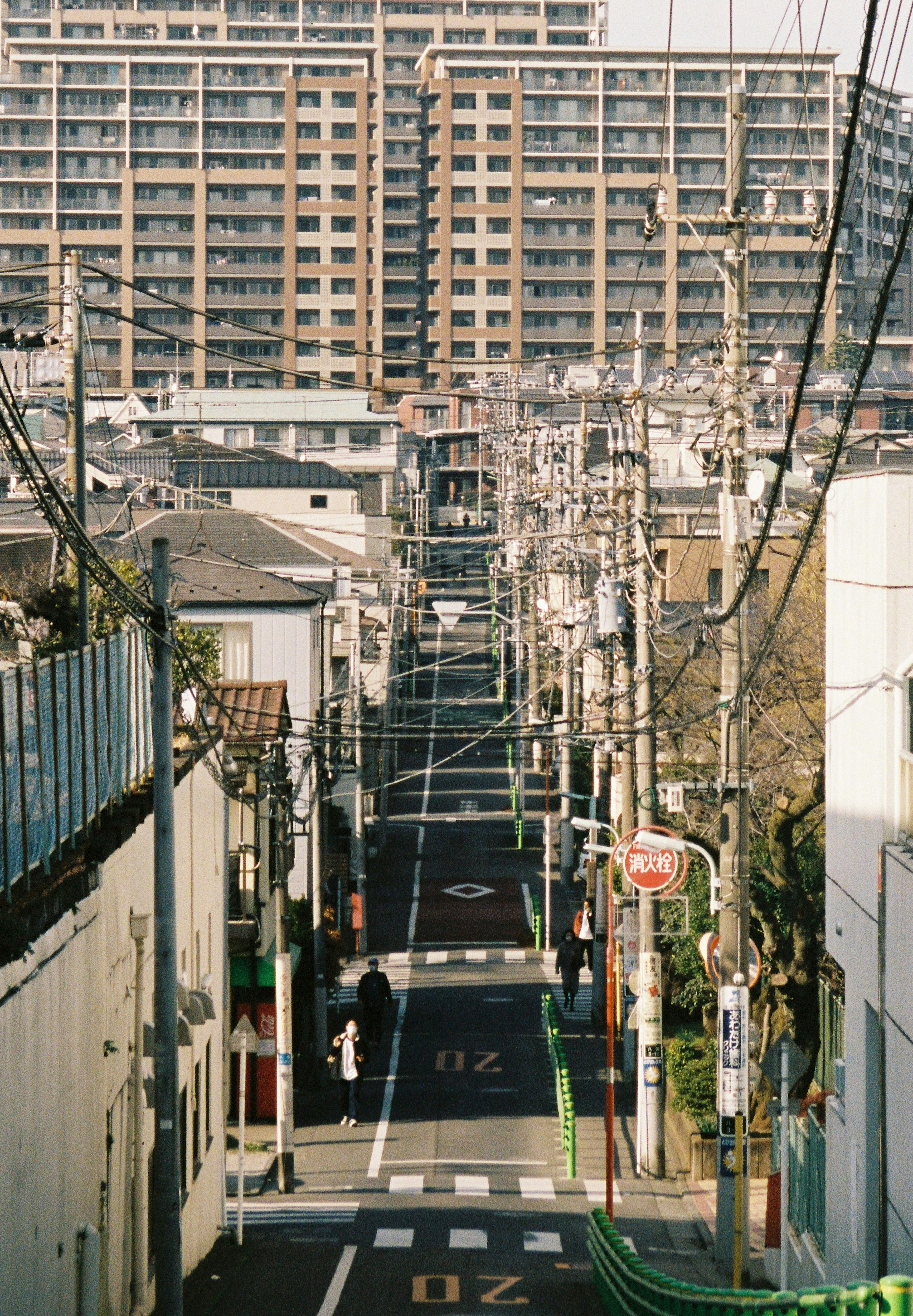 Paisaje urbano con calle estrecha y edificios altos