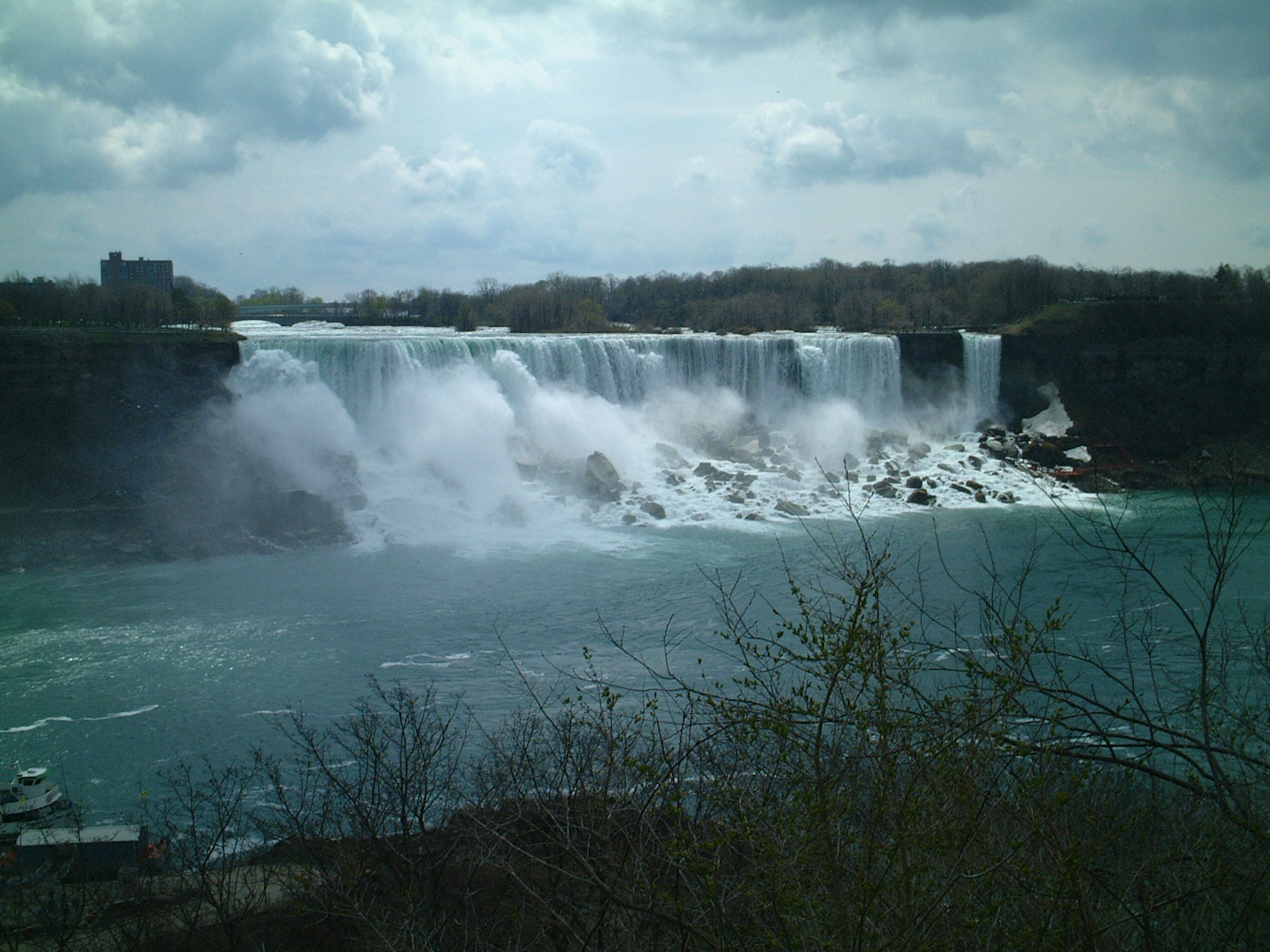 Vue majestueuse des chutes du Niagara avec de l'eau en cascade et la nature environnante