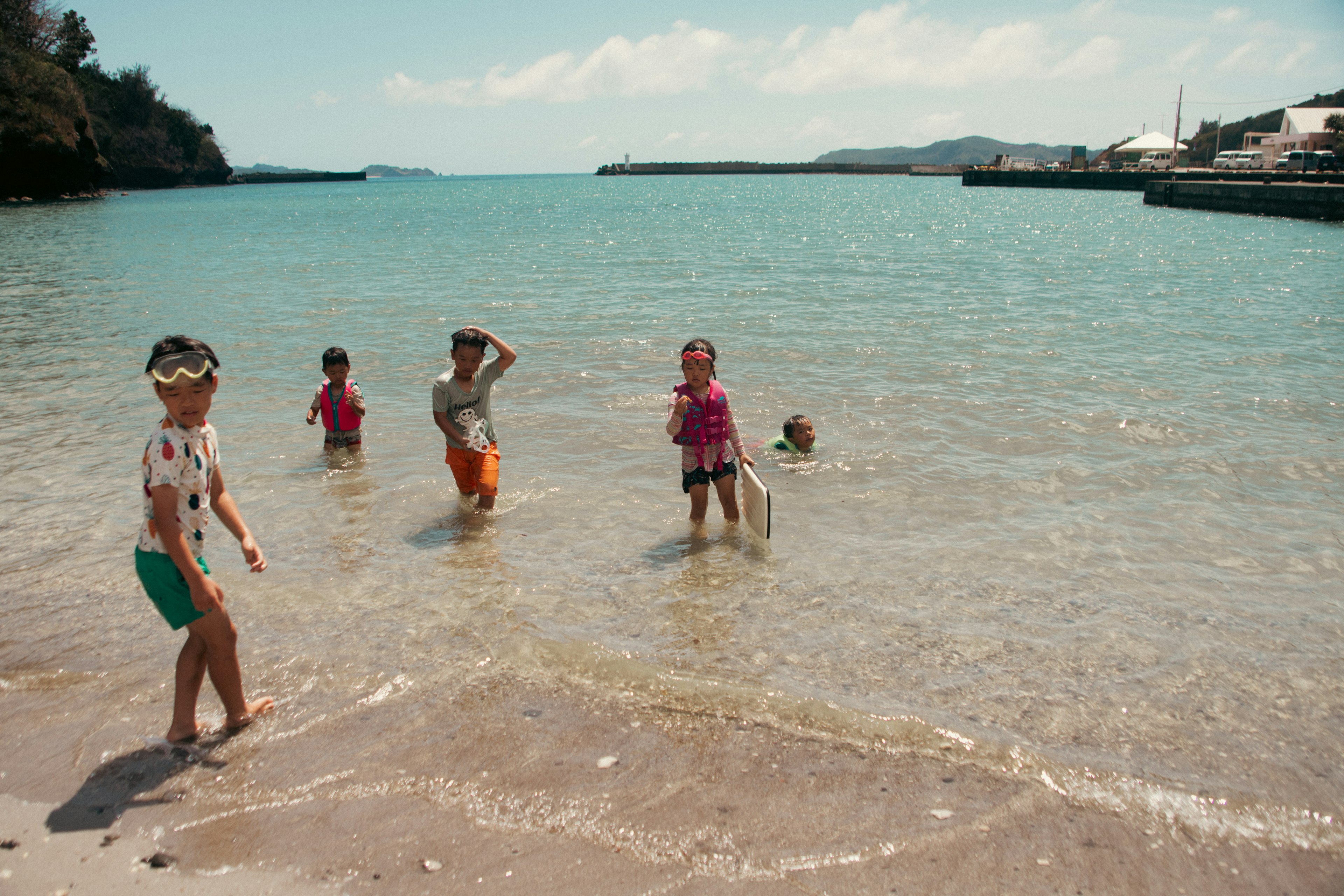 Enfants jouant sur la plage près de l'eau