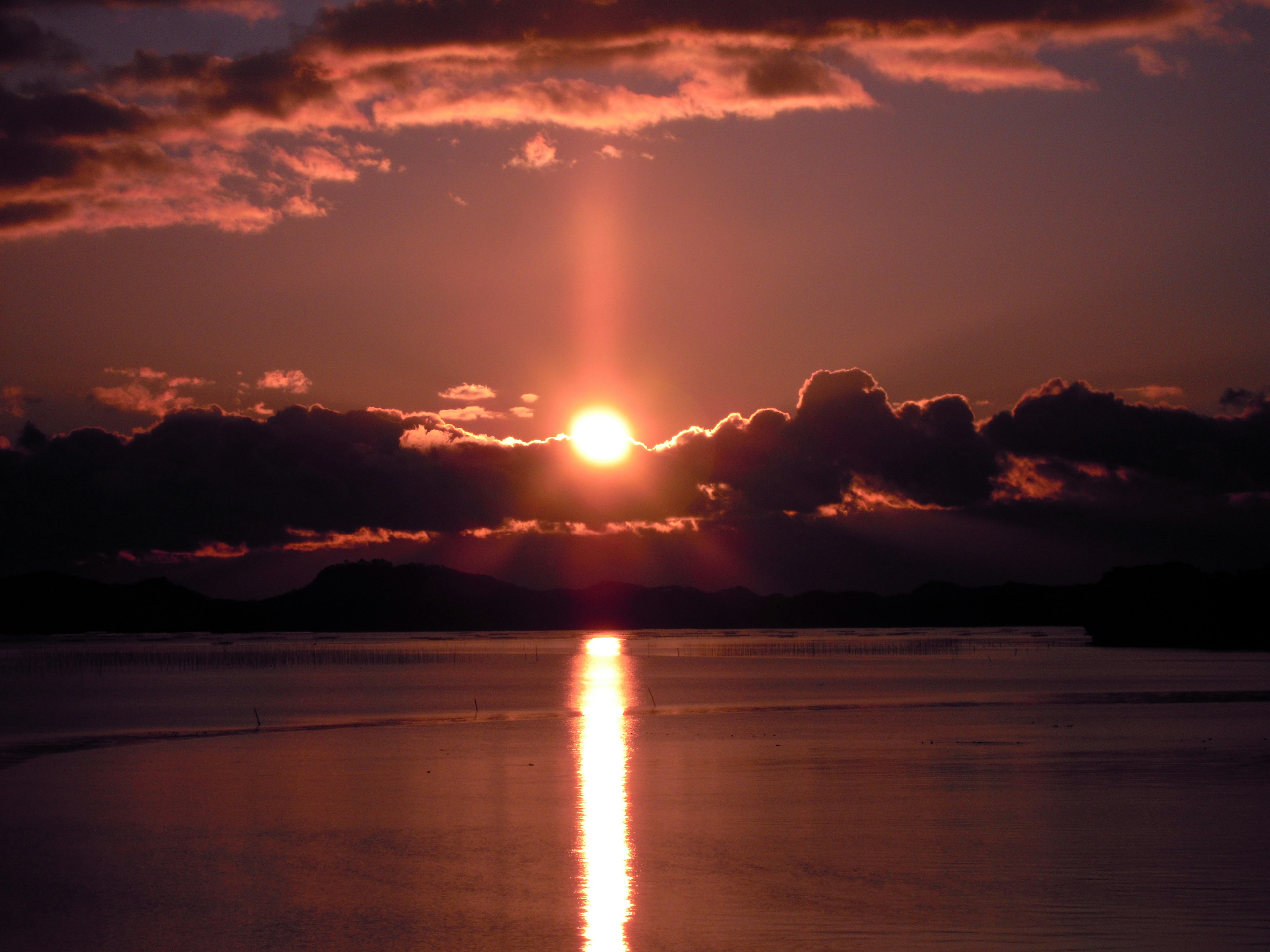 夕日が雲の間から差し込む美しい風景