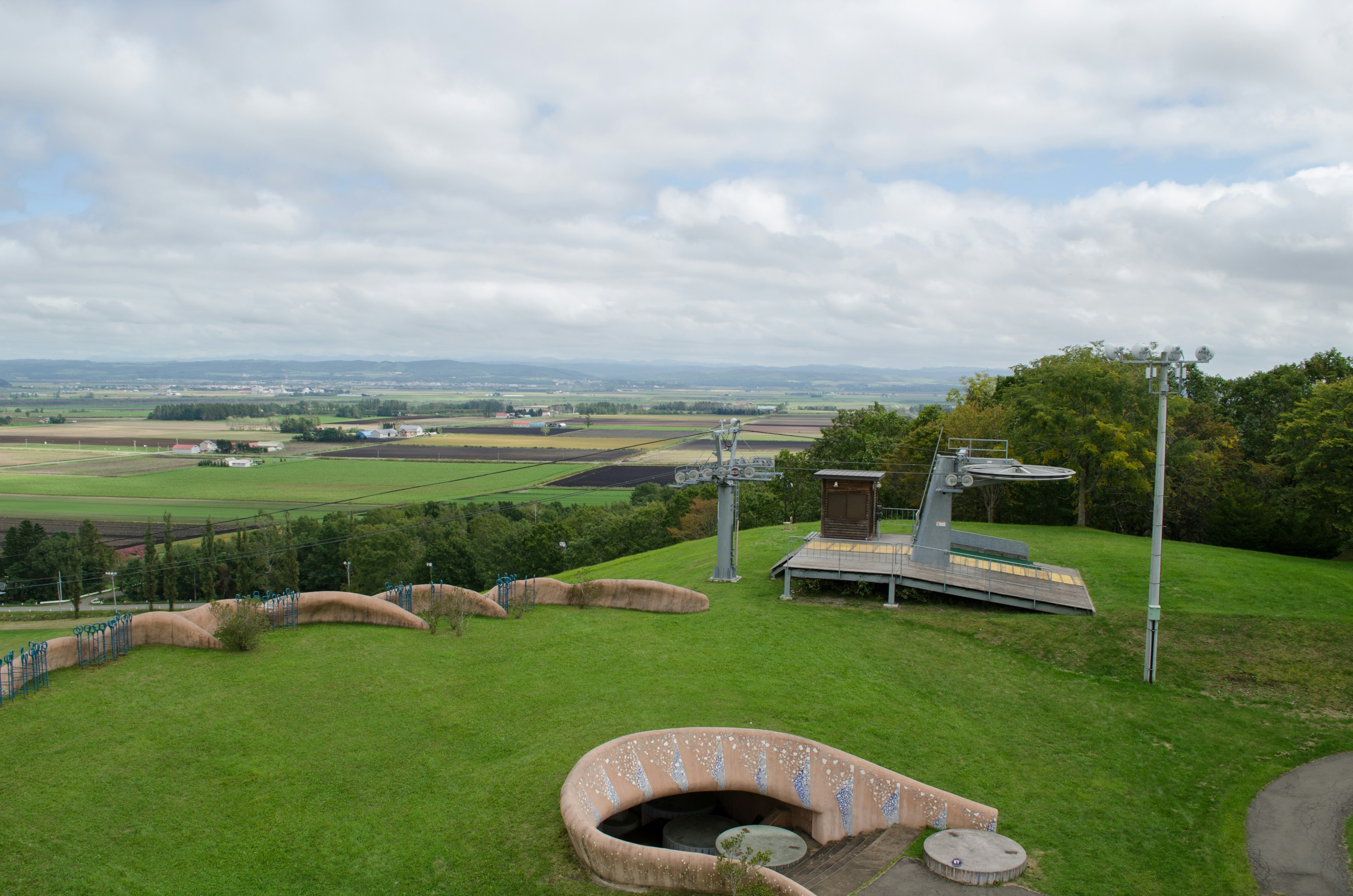 Vue panoramique d'une colline verte avec des plates-formes d'observation