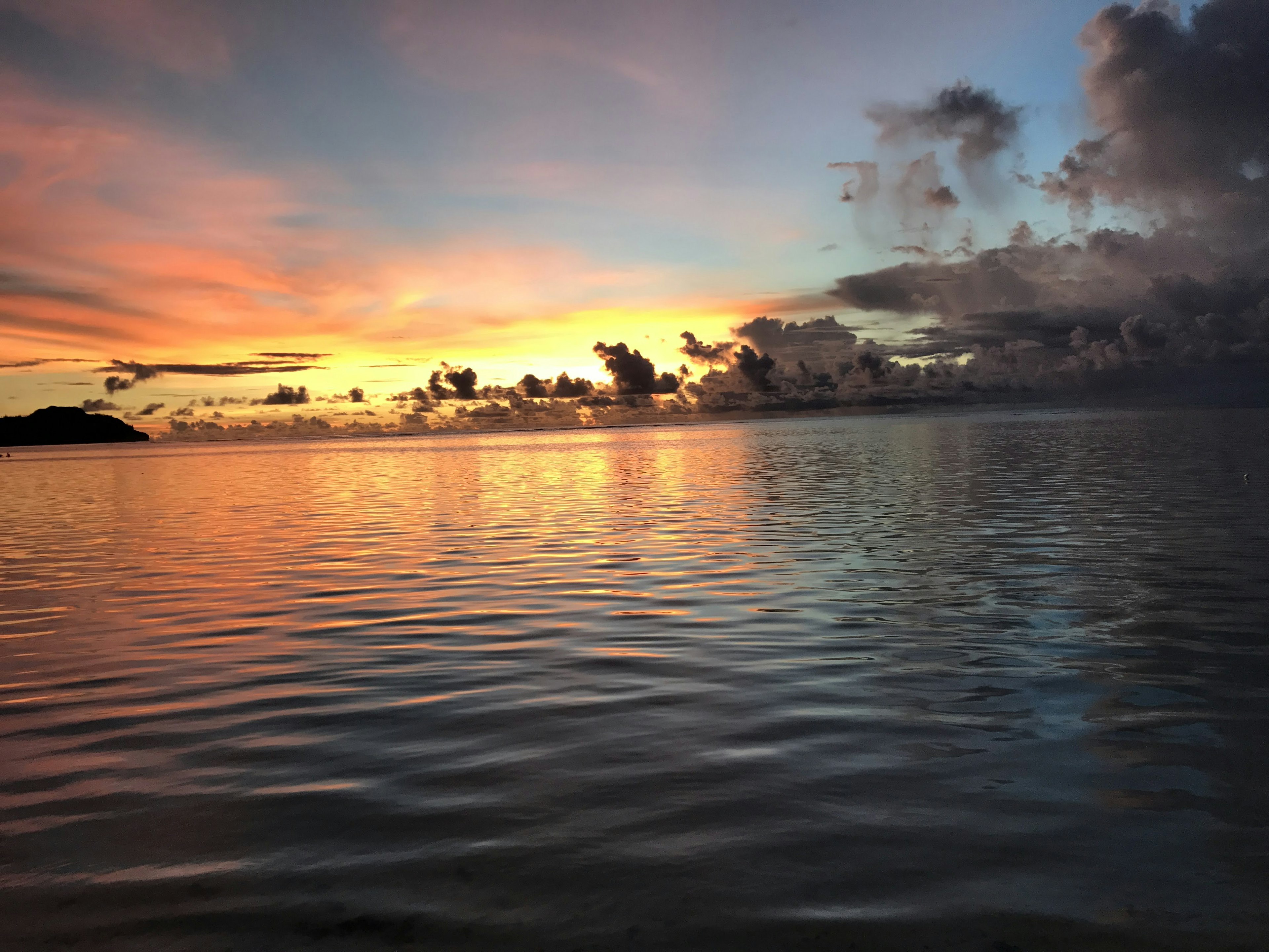 Magnifique coucher de soleil se reflétant sur la mer calme