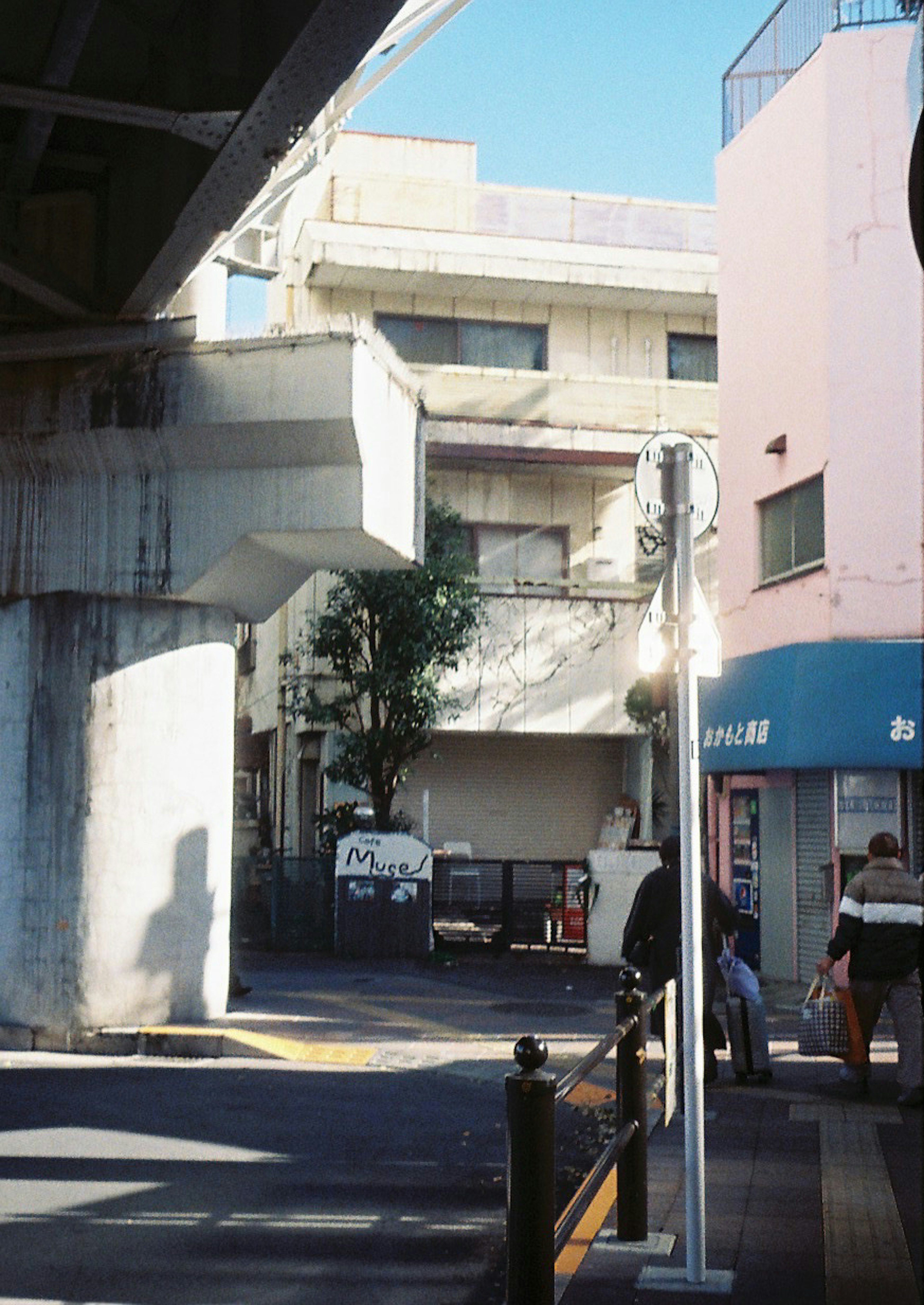 Scène urbaine avec un ancien bâtiment et des éléments de circulation