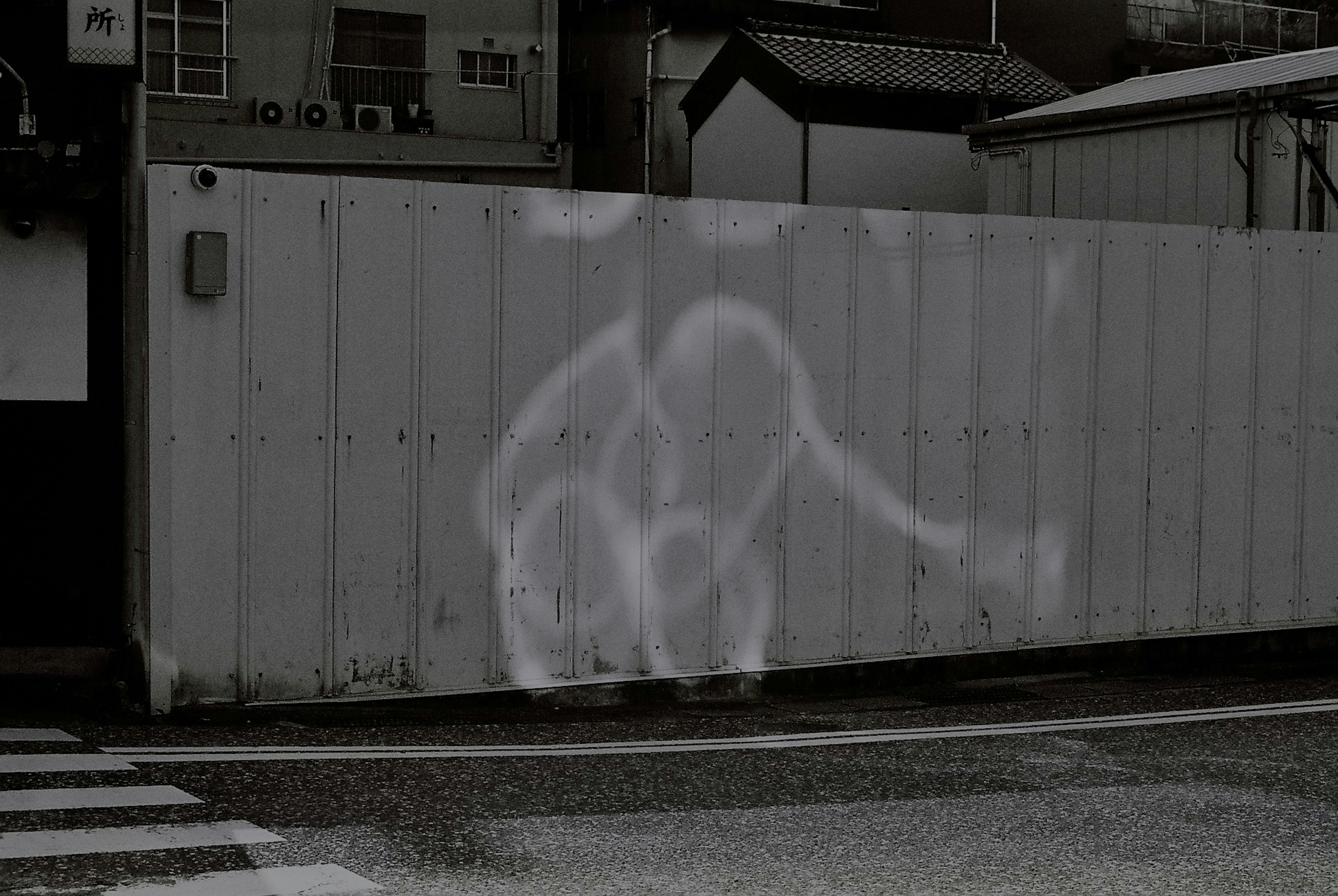 Arte en forma de sombra blanca en una pared