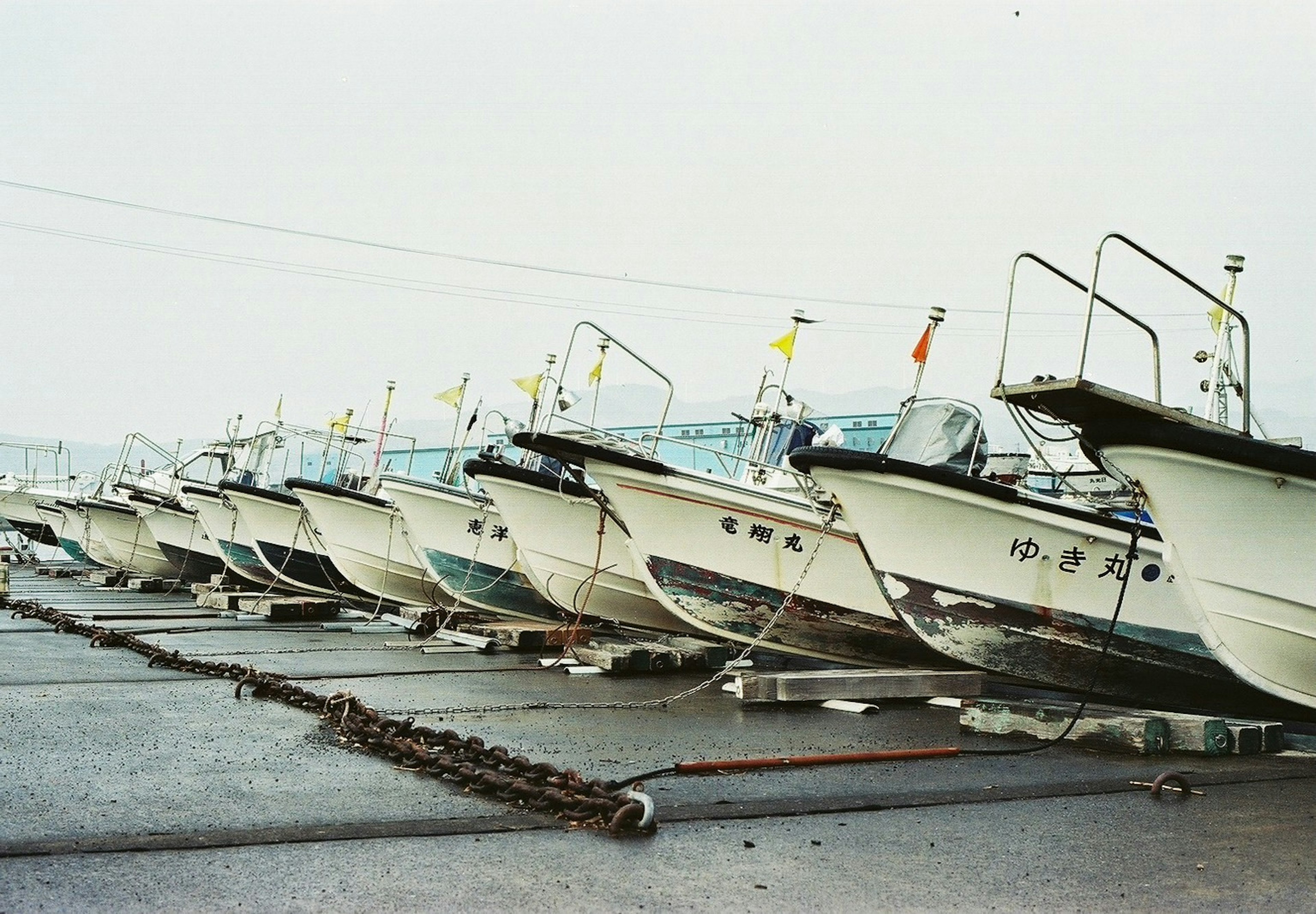 Rangée de bateaux blancs amarrés au port