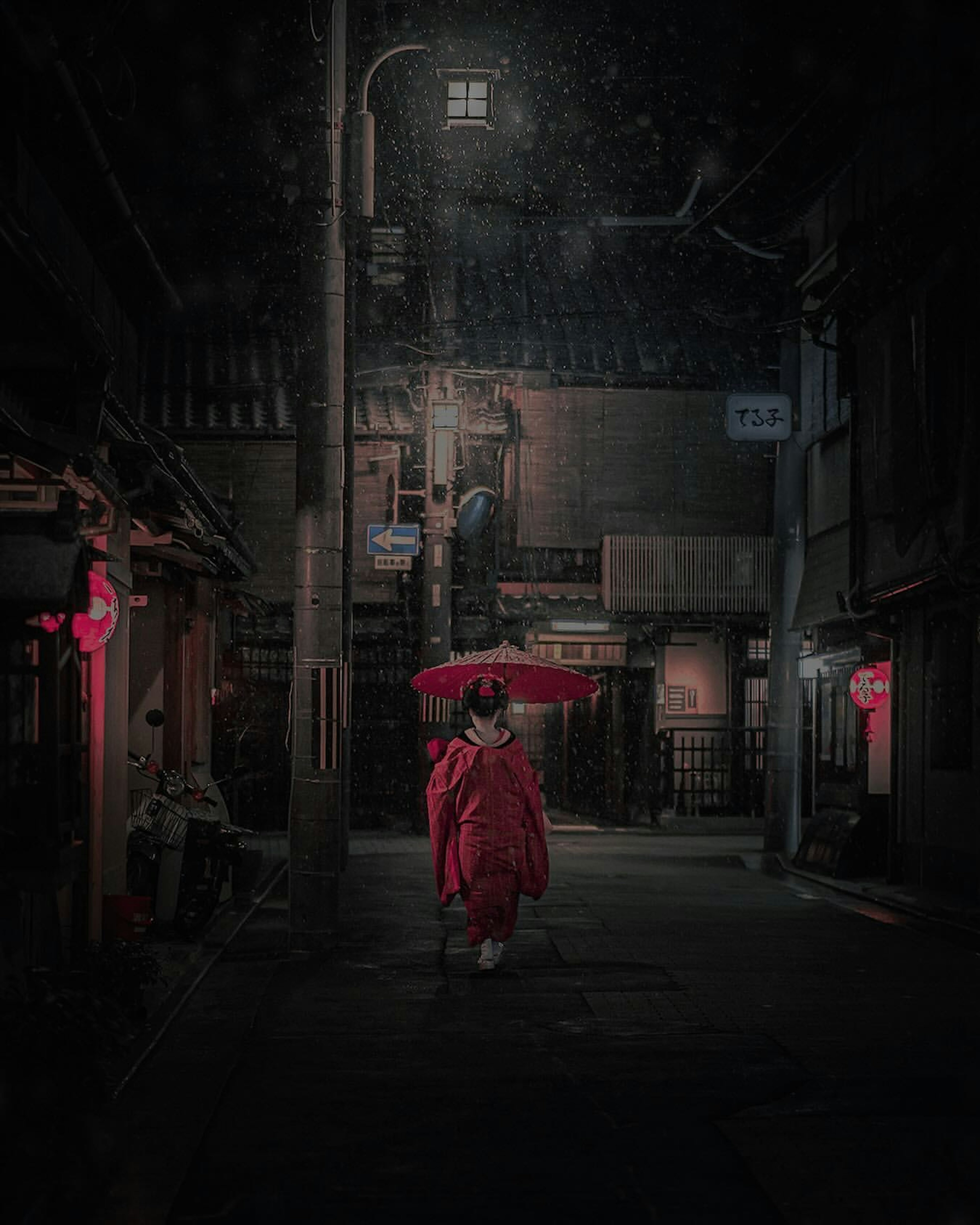 雨の中、赤い傘を持って歩く着物を着た女性の夜の街の風景