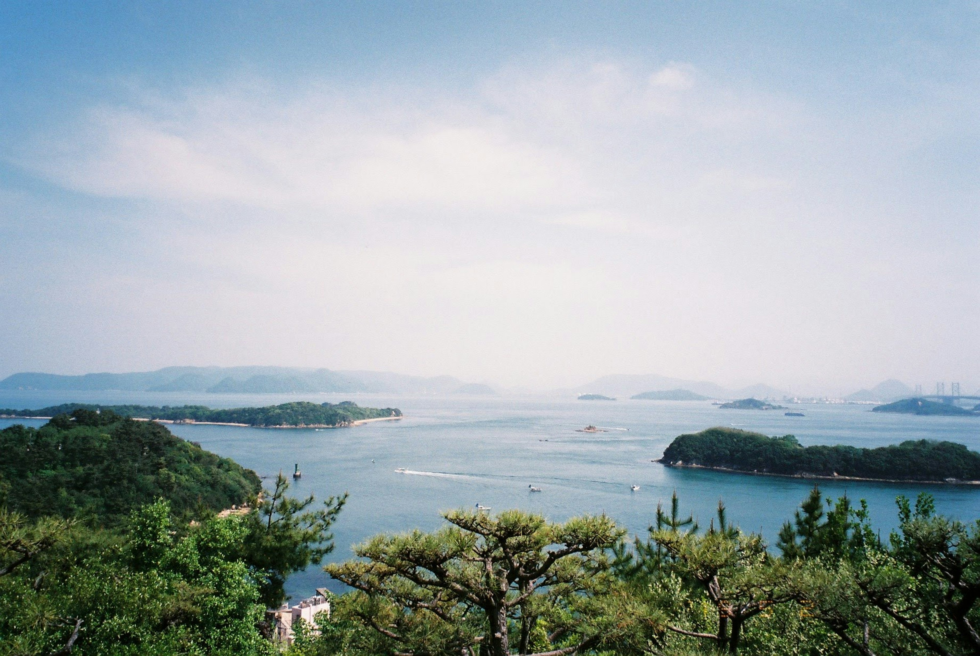 美丽的海洋和岛屿景观，蓝天和宁静的水域