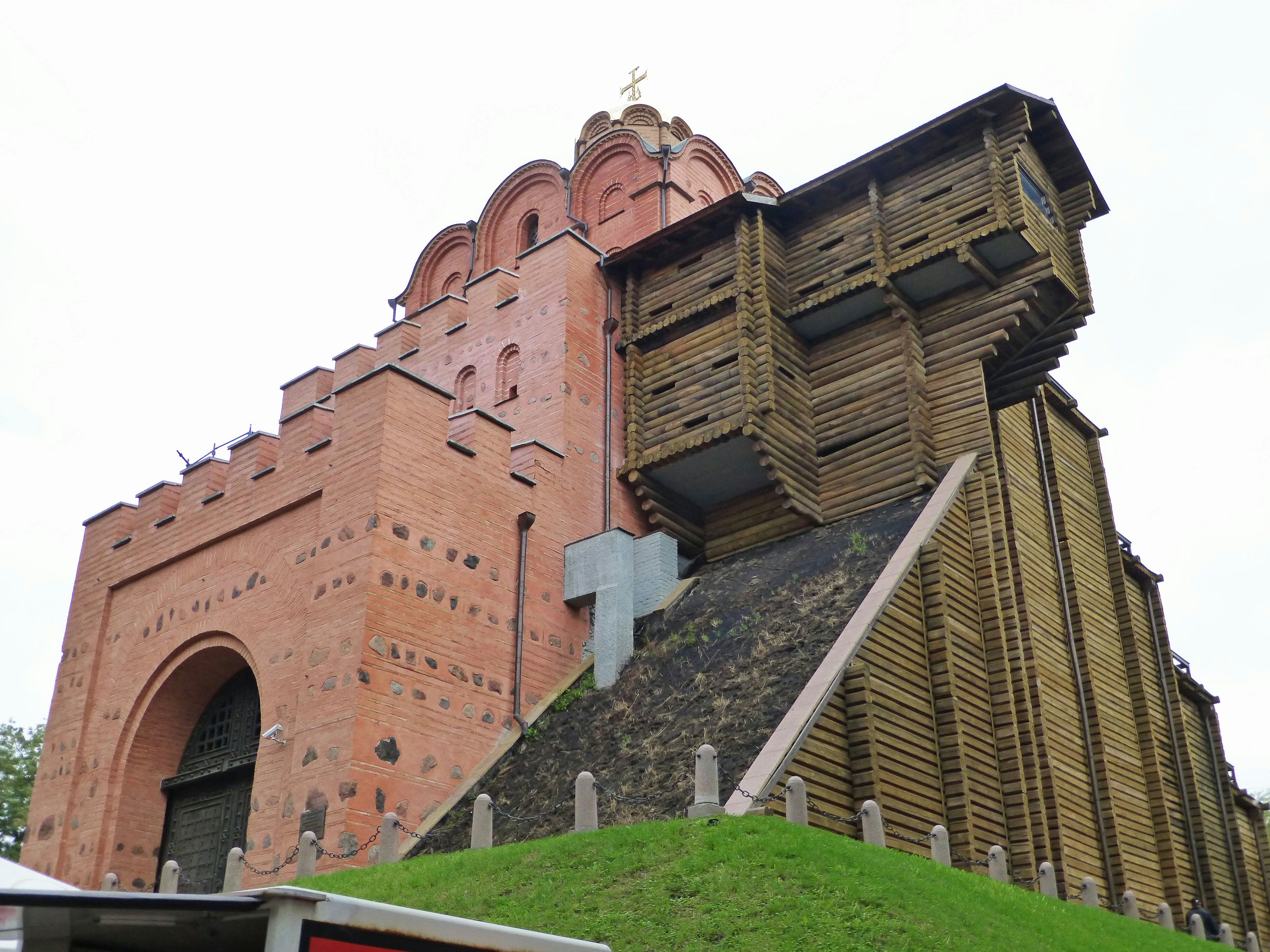 Historisches Gebäude mit roten Wänden und Holzstruktur