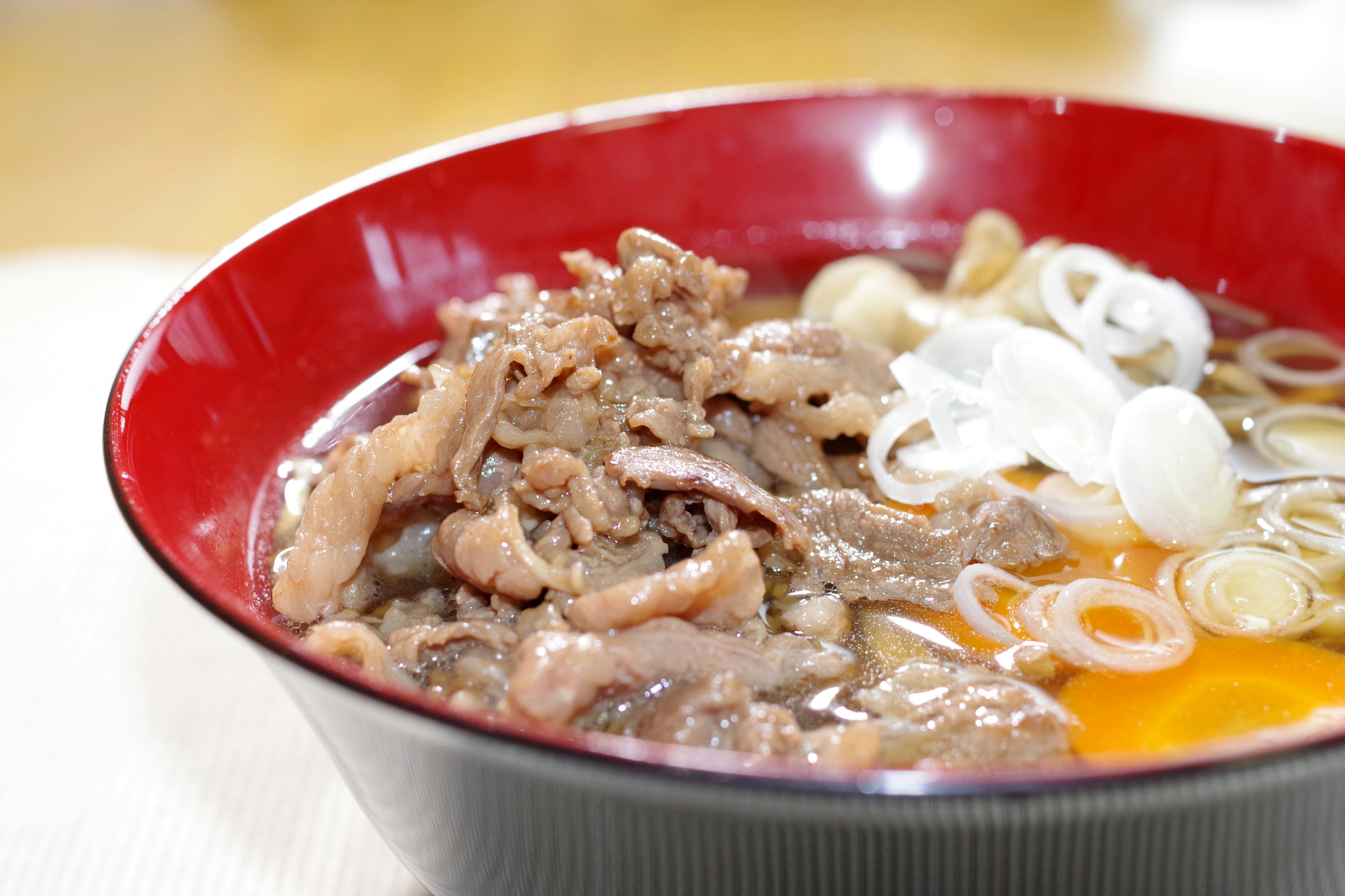 Ciotola di ramen con manzo e cipollotti