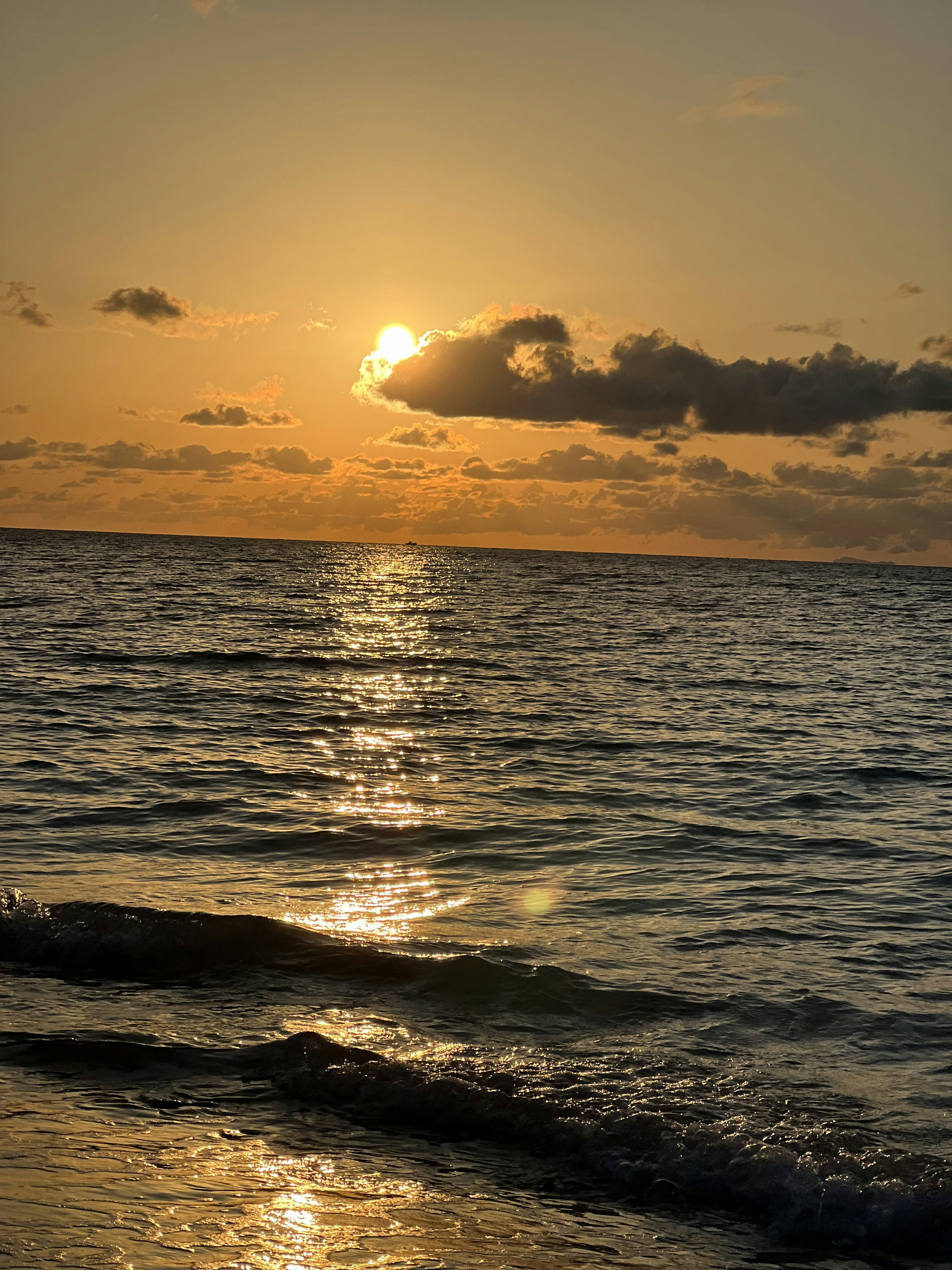 Schöner Sonnenuntergang über dem Ozean mit sanften Wellen