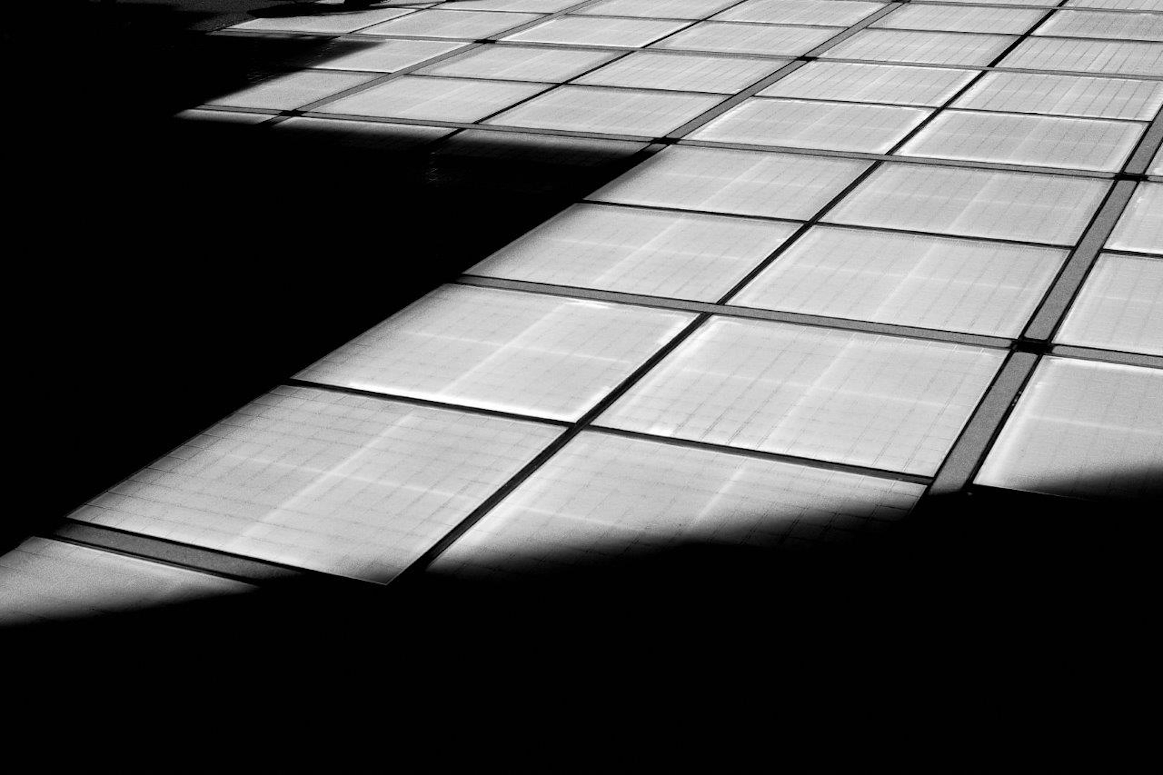 Patrón de azulejos del suelo iluminado en blanco y negro contrastante