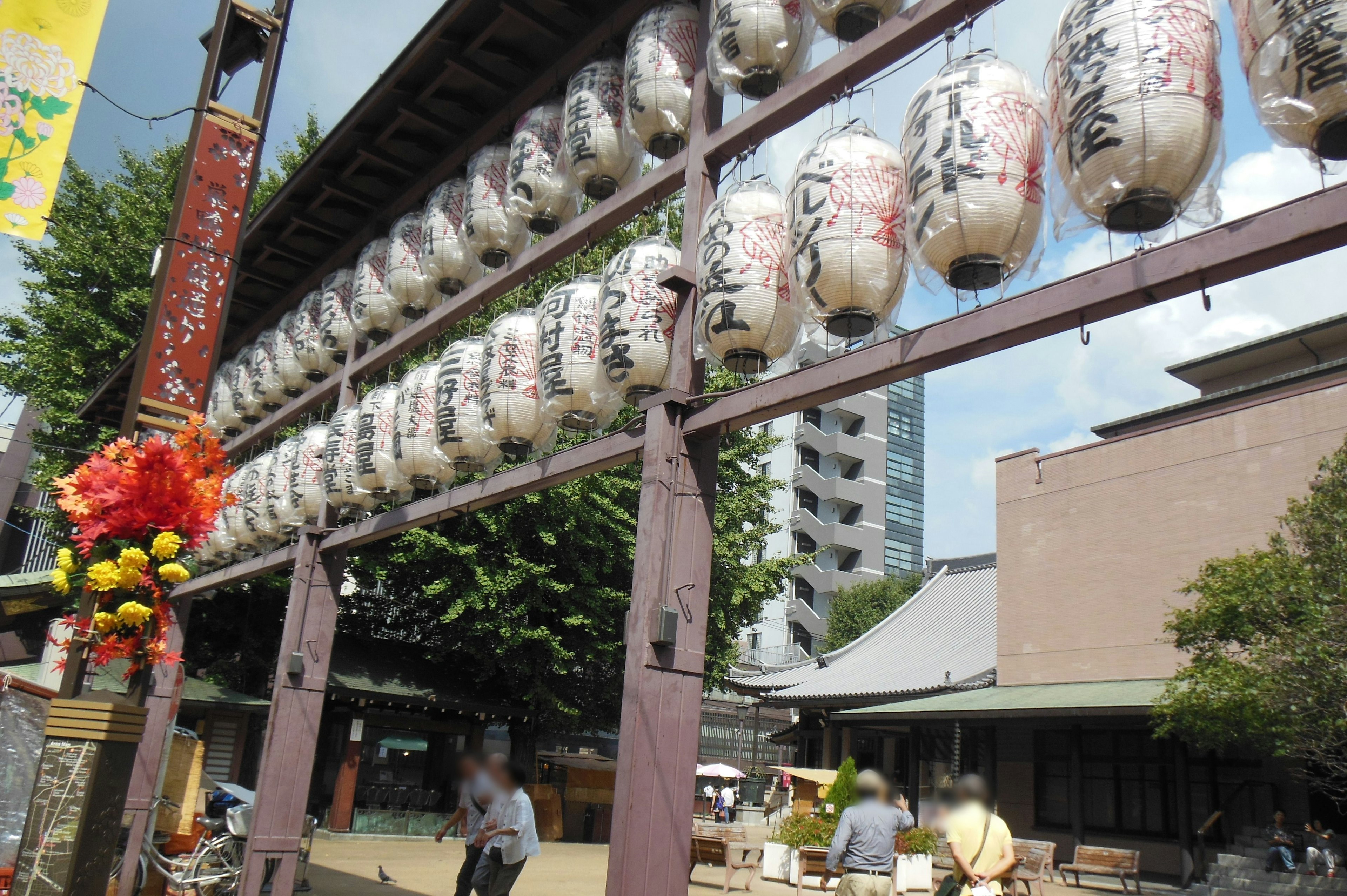 装饰有悬挂灯笼的神社入口场景