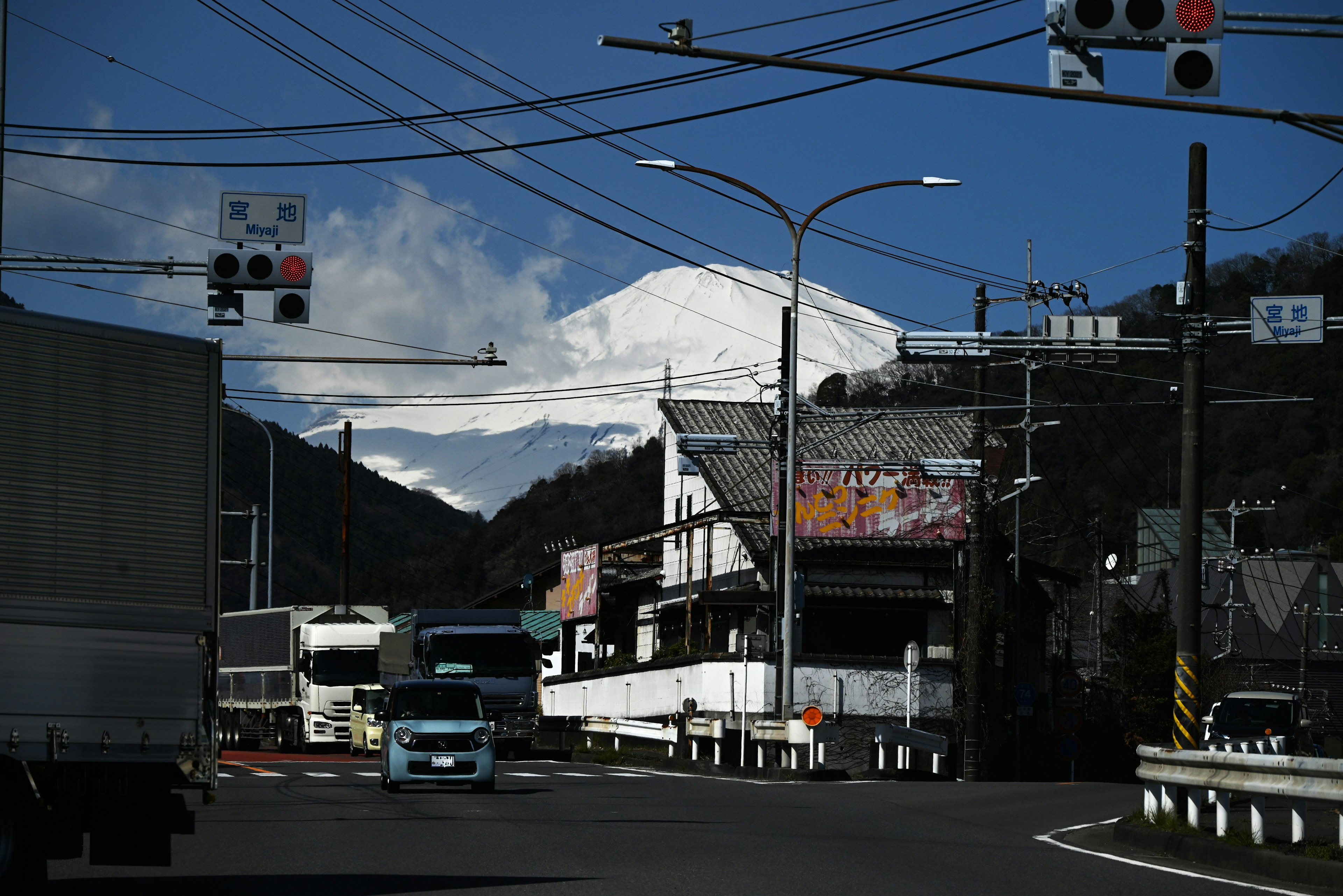 Scène de route avec des camions et le mont Fuji en arrière-plan