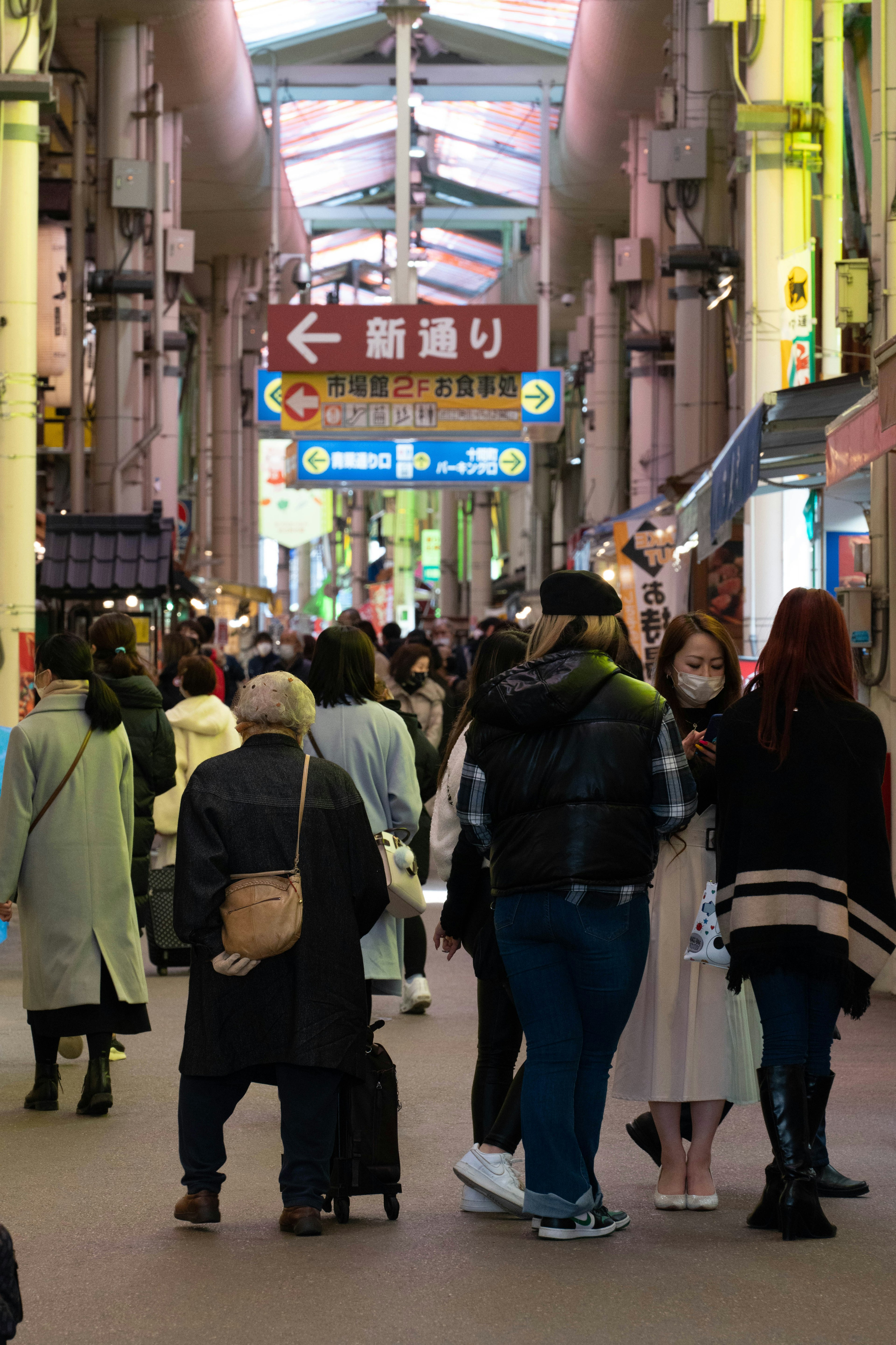 사람들이 걷고 있는 번화한 쇼핑 거리와 상점들