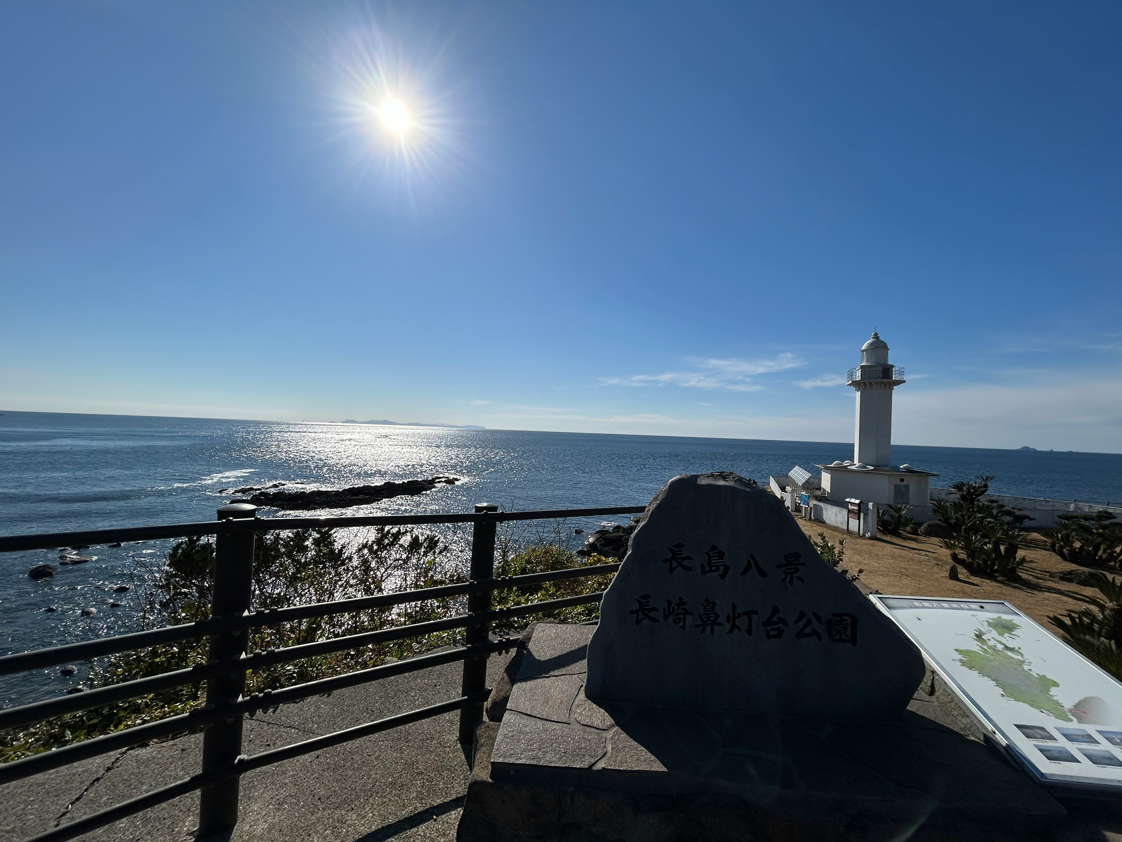 青空の下にある灯台と海の風景