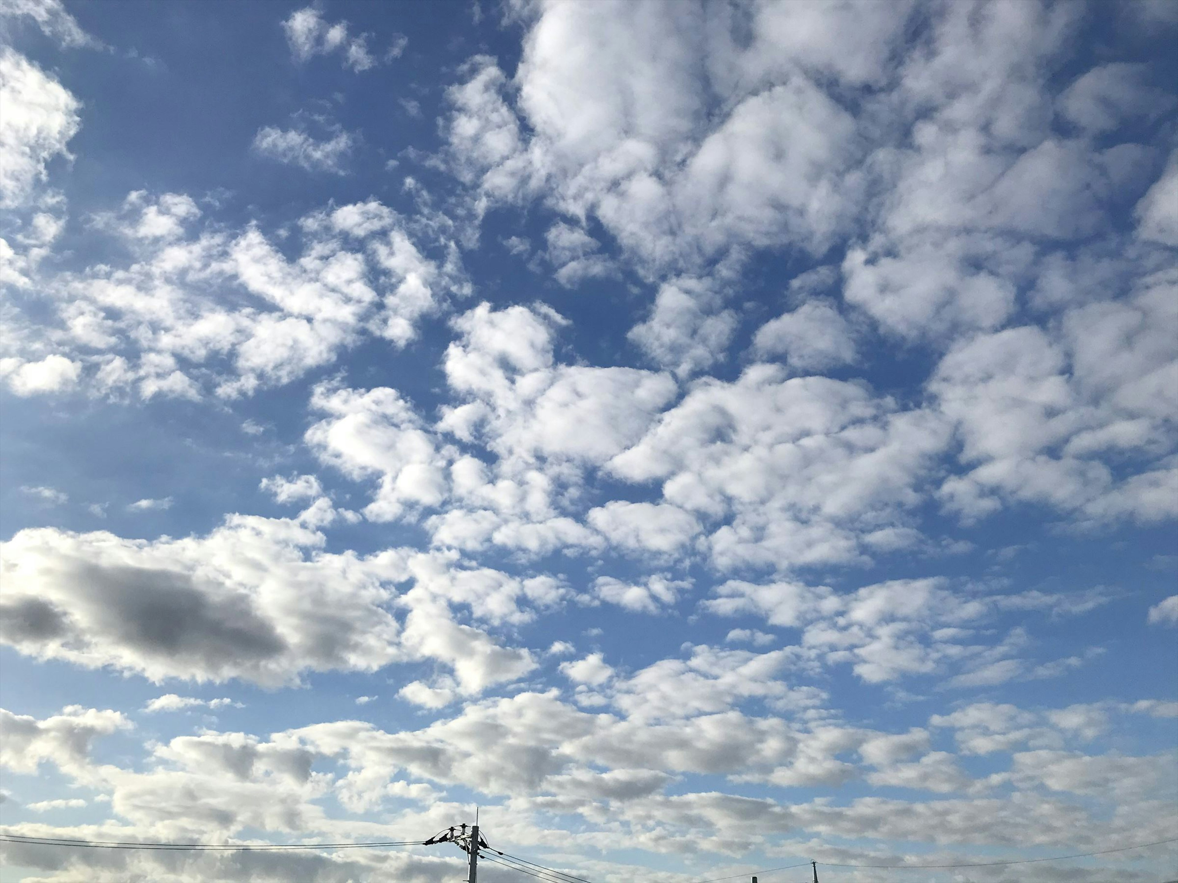 Pemandangan dengan awan putih tersebar di langit biru