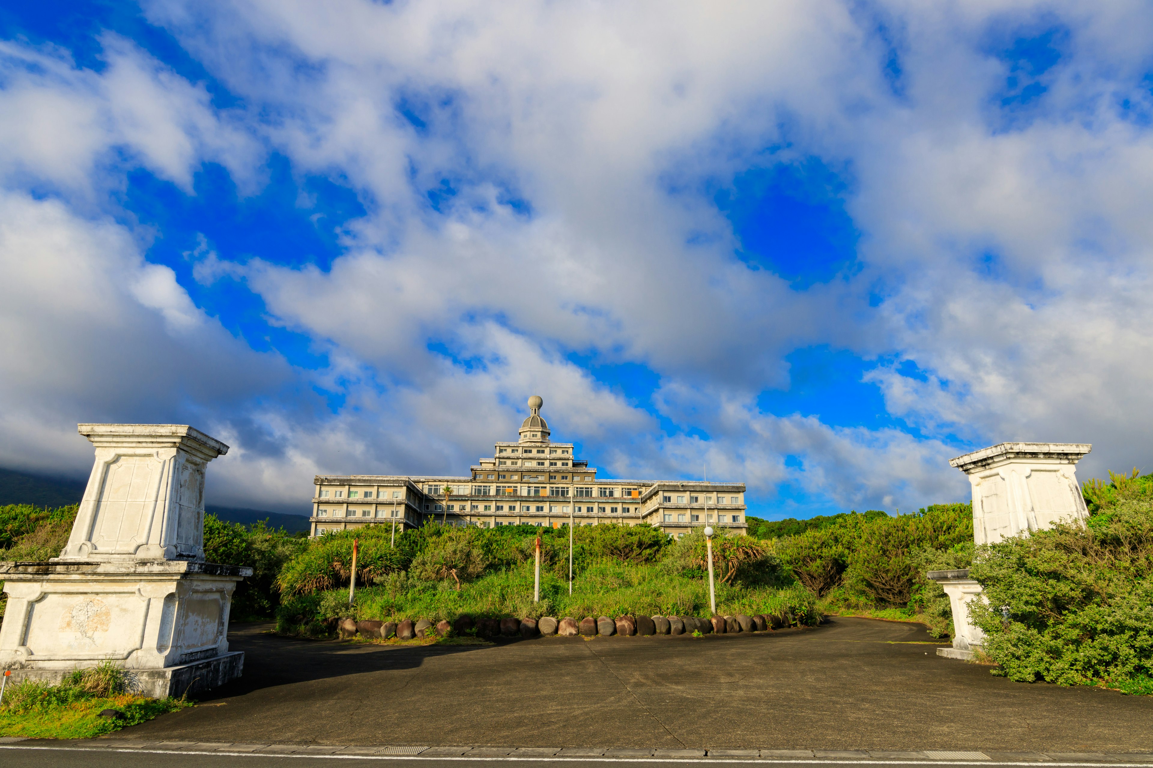 Edificio antiguo bajo un cielo azul y un paisaje verde