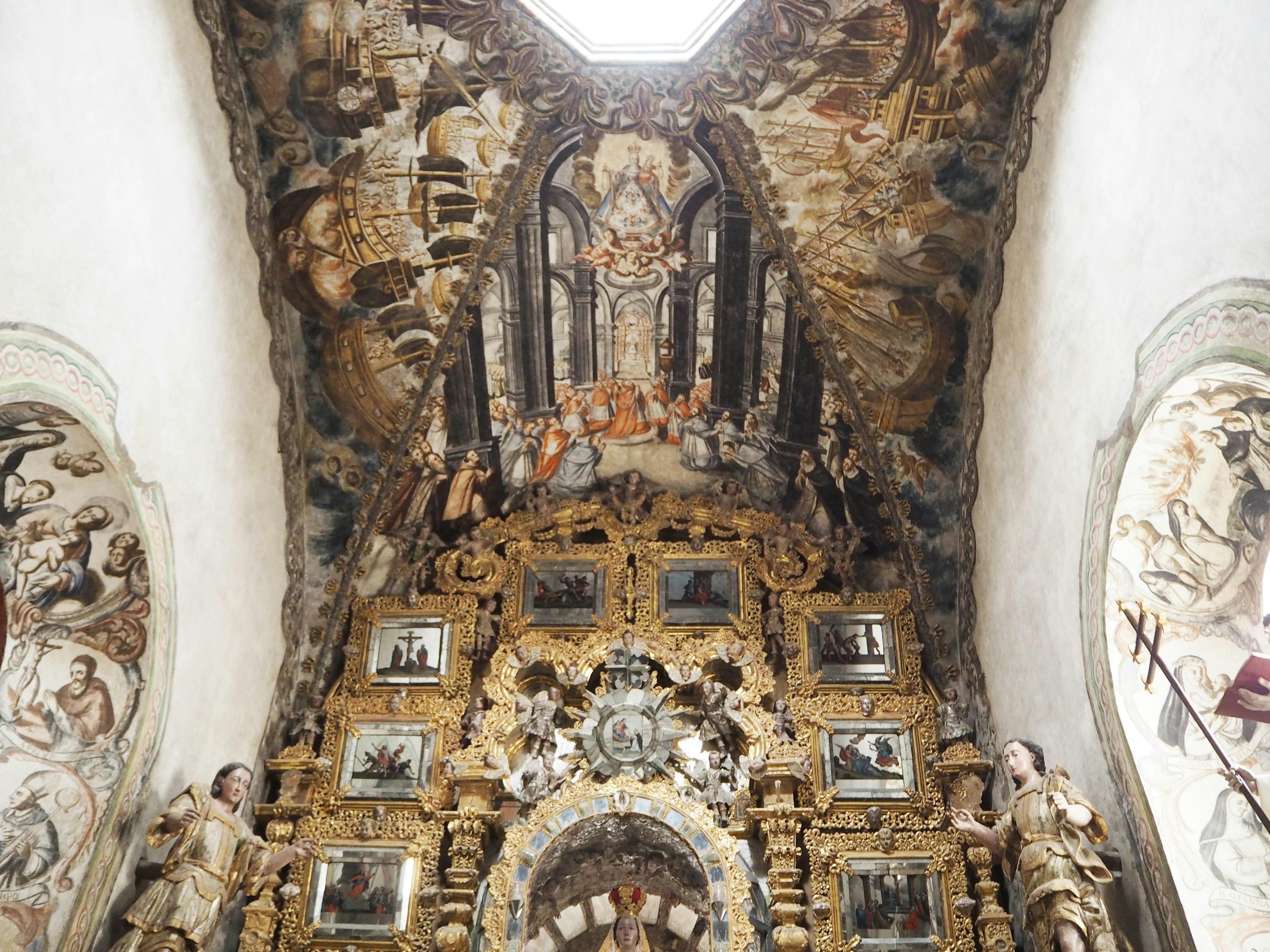 Interno di una chiesa splendidamente decorata con dipinti religiosi su pareti e soffitto