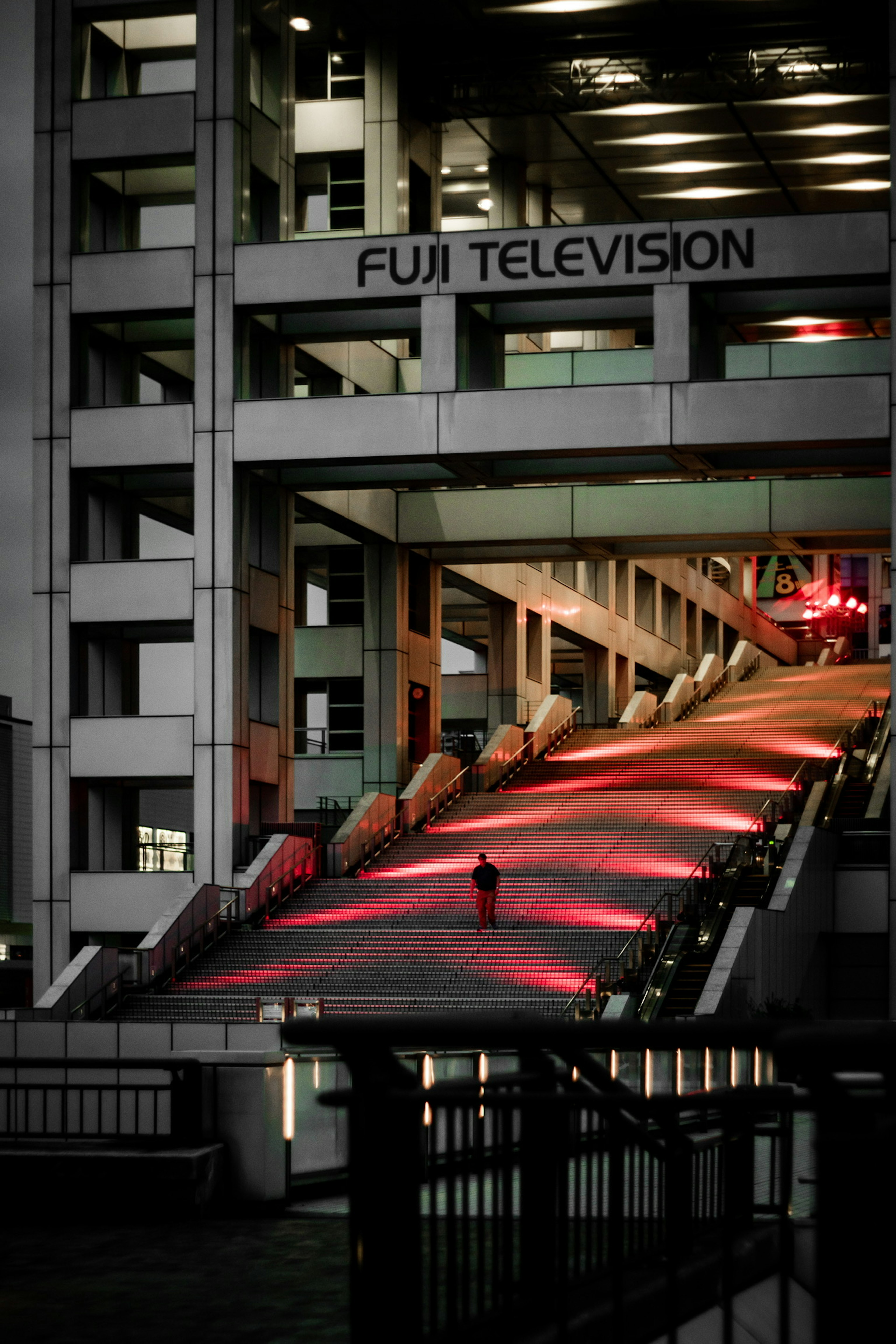 Rampa con illuminazione rossa presso l'edificio Fuji Television