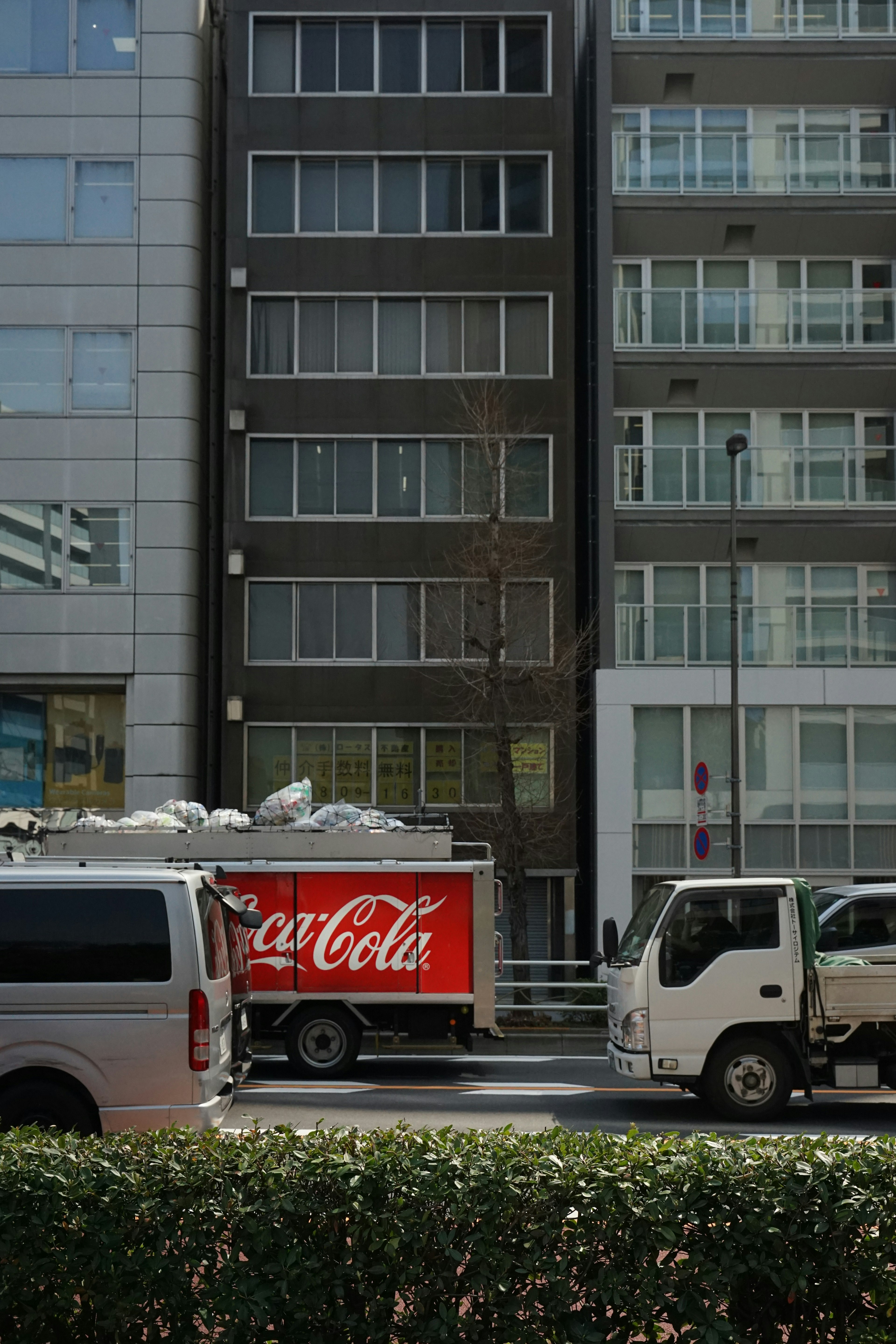 Scena urbana con un camion Coca-Cola parcheggiato tra gli edifici