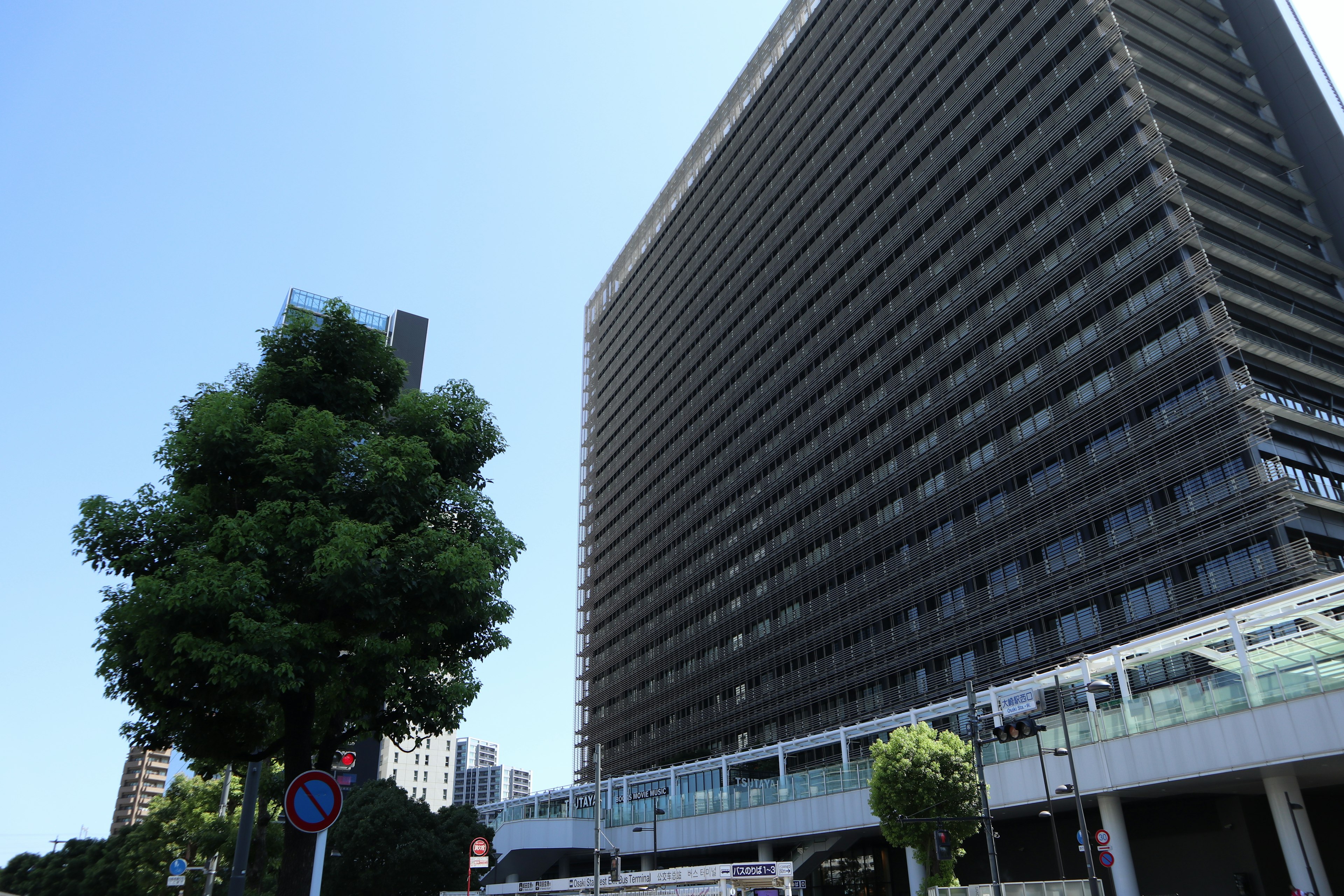 Edificio alto contro un cielo blu chiaro