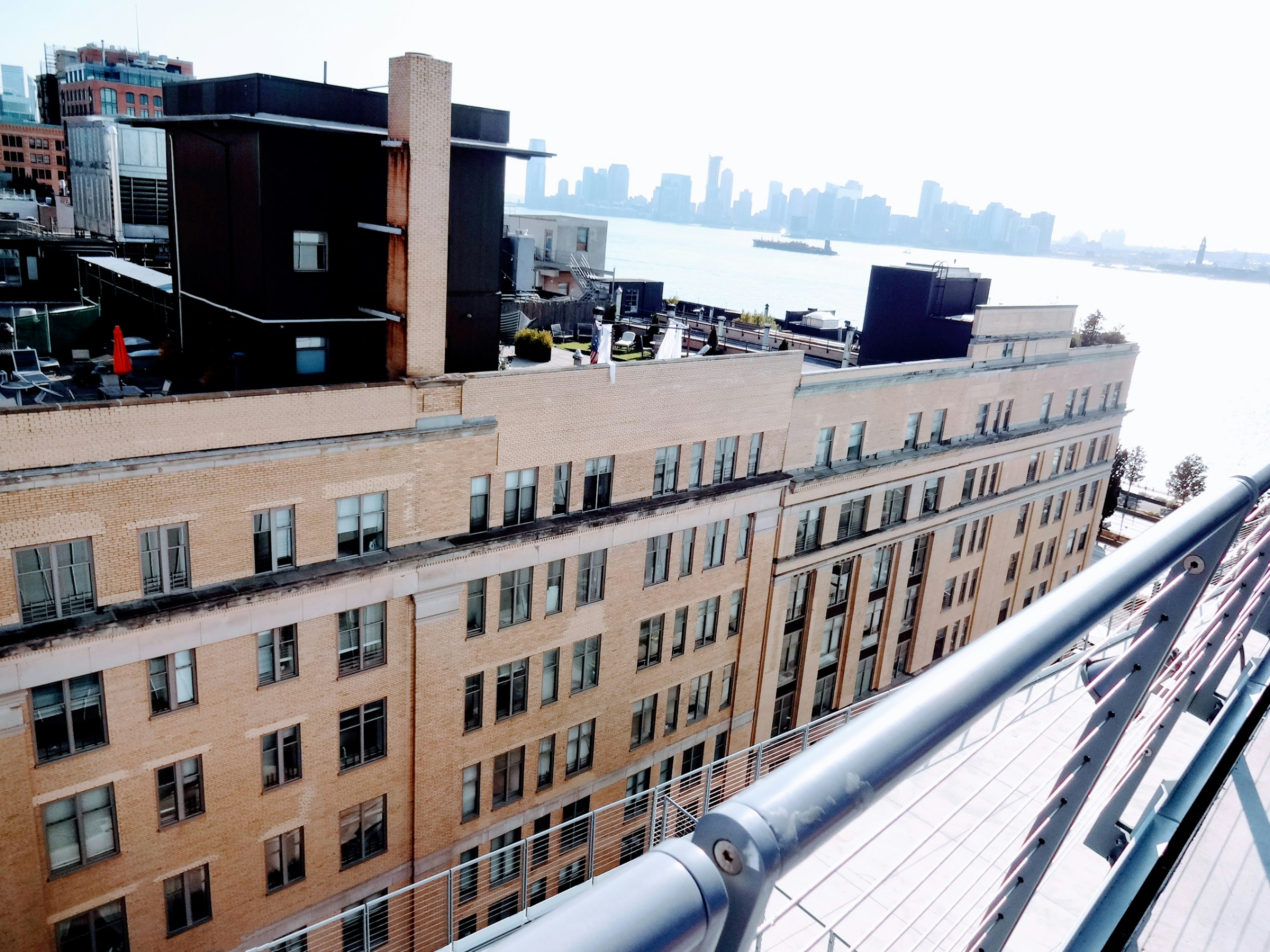 Vue depuis un balcon sur des bâtiments modernes et une ligne d'horizon de la ville