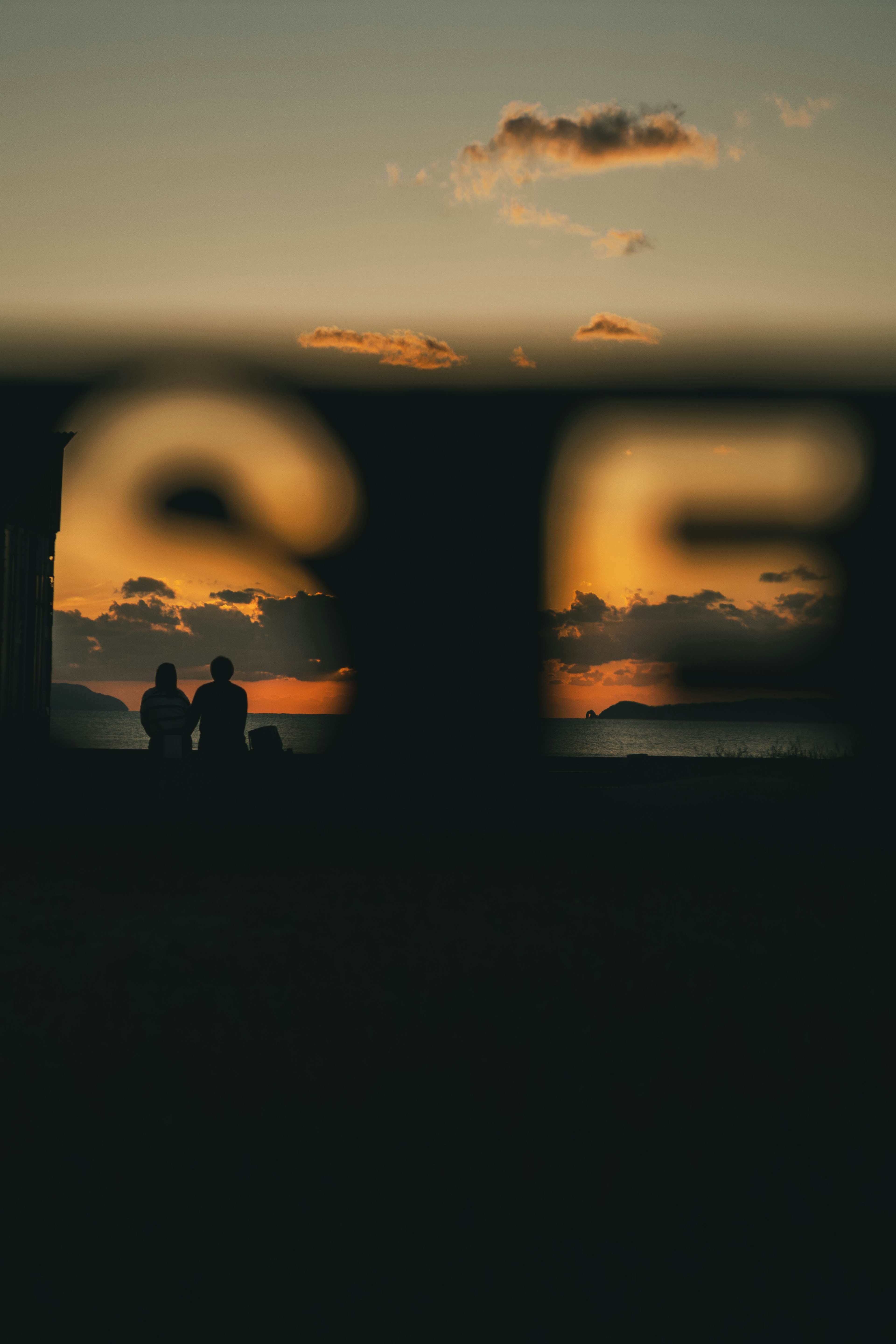 Silueta de una pareja contra un fondo de atardecer