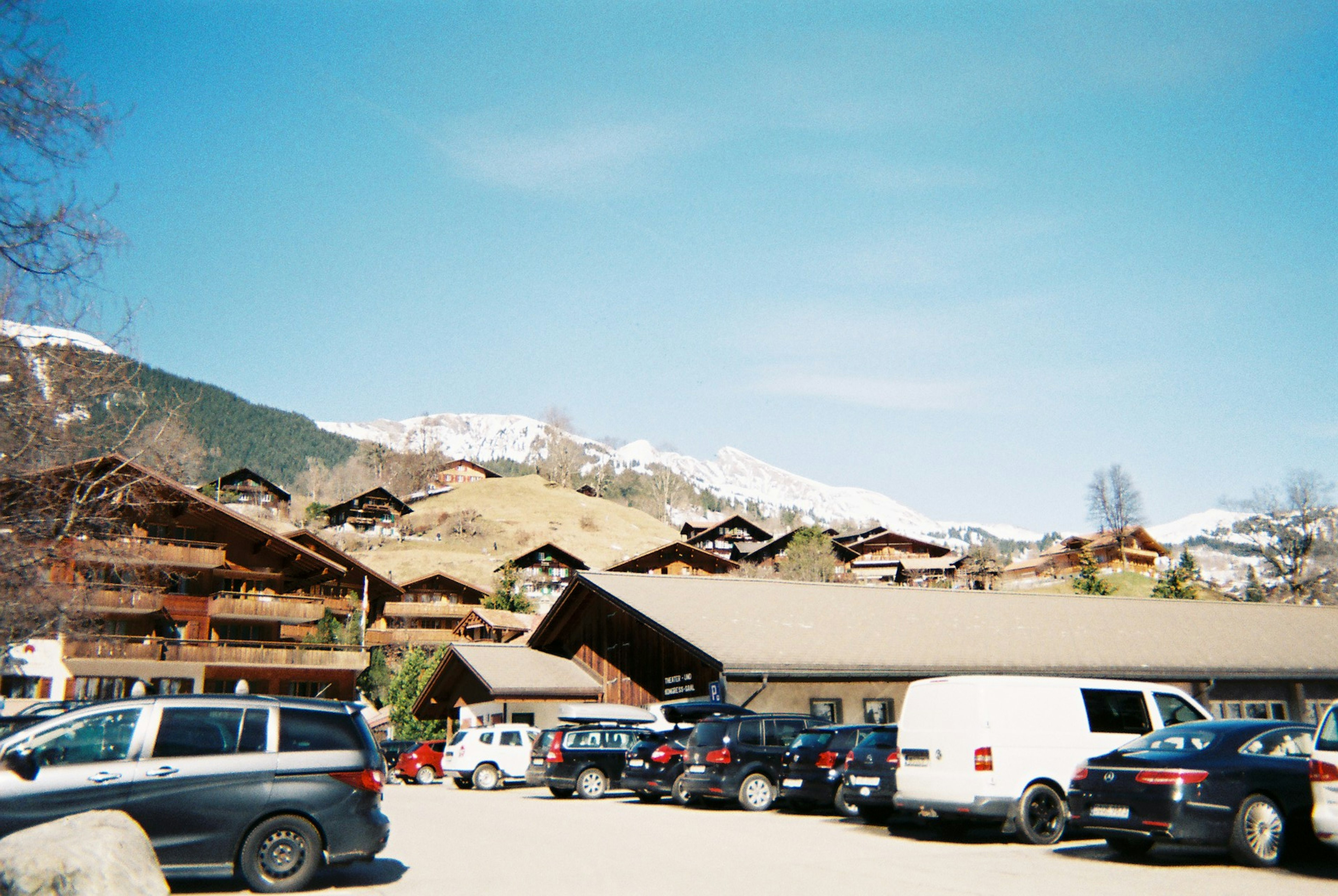 Parking avec des montagnes enneigées en arrière-plan