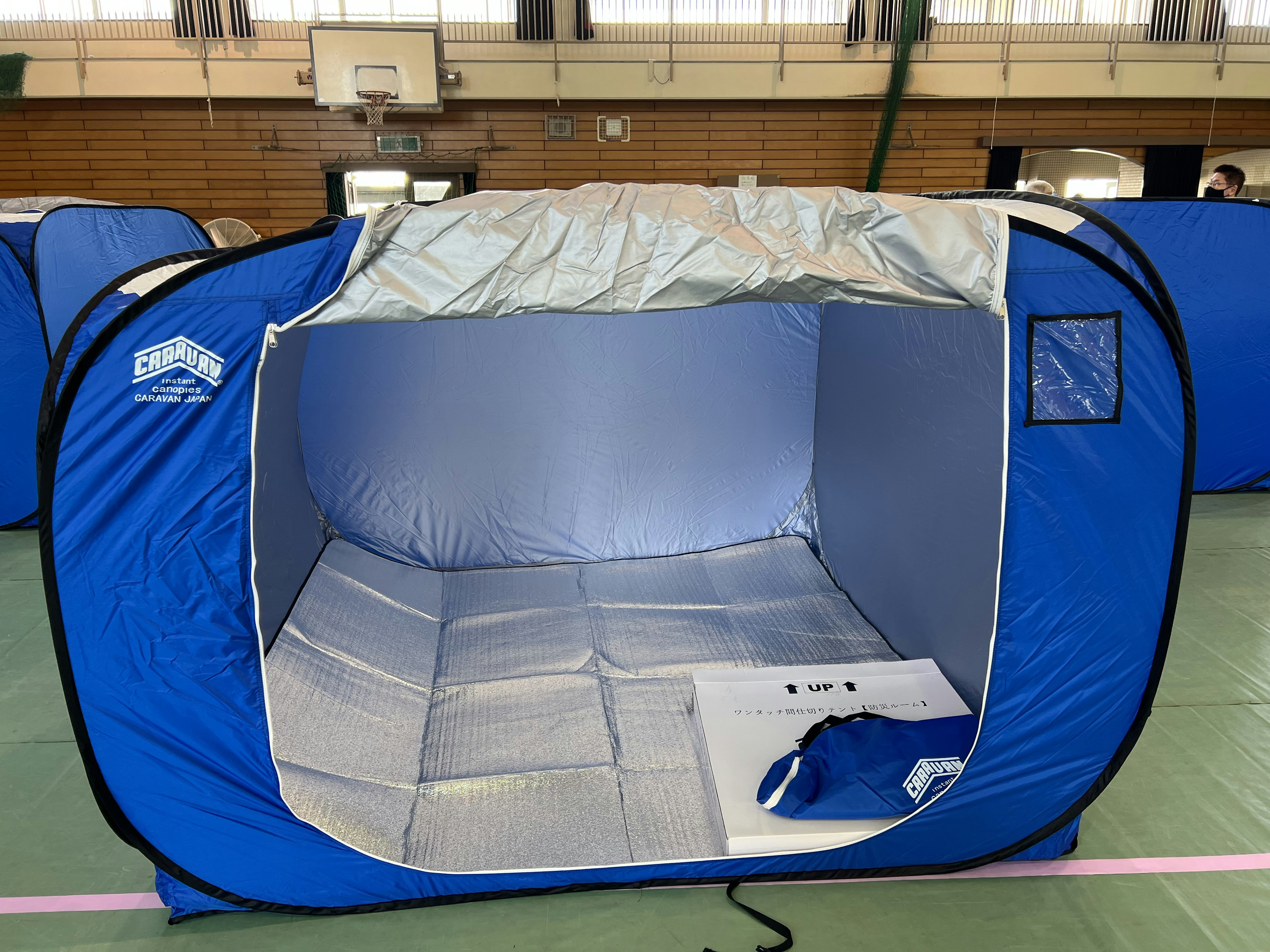 Vista interna di una tenda pop-up blu con pavimento imbottito