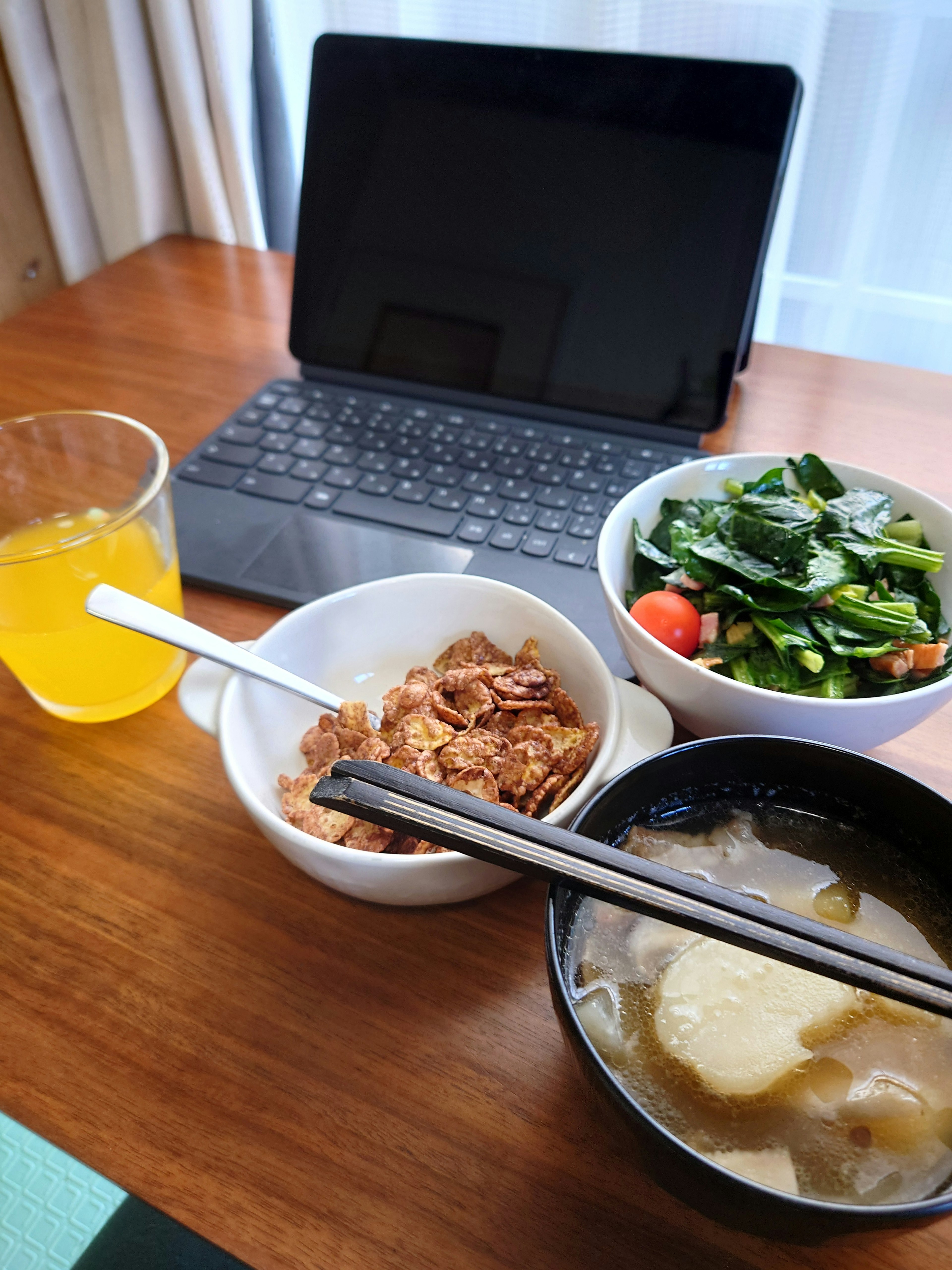 Un ensemble de repas japonais délicieux avec un ordinateur portable sur la table