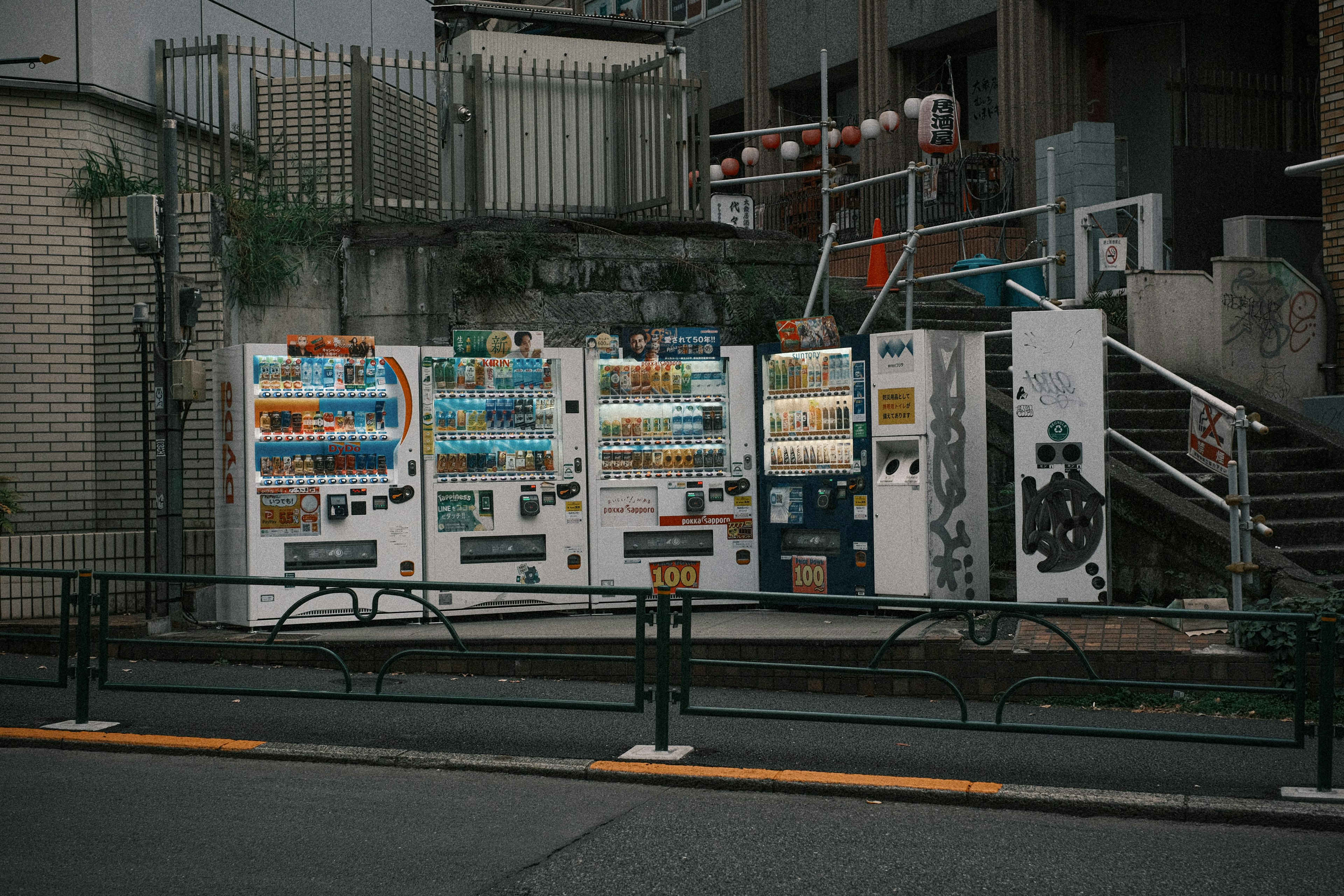 Fila de máquinas expendedoras en una calle de la ciudad