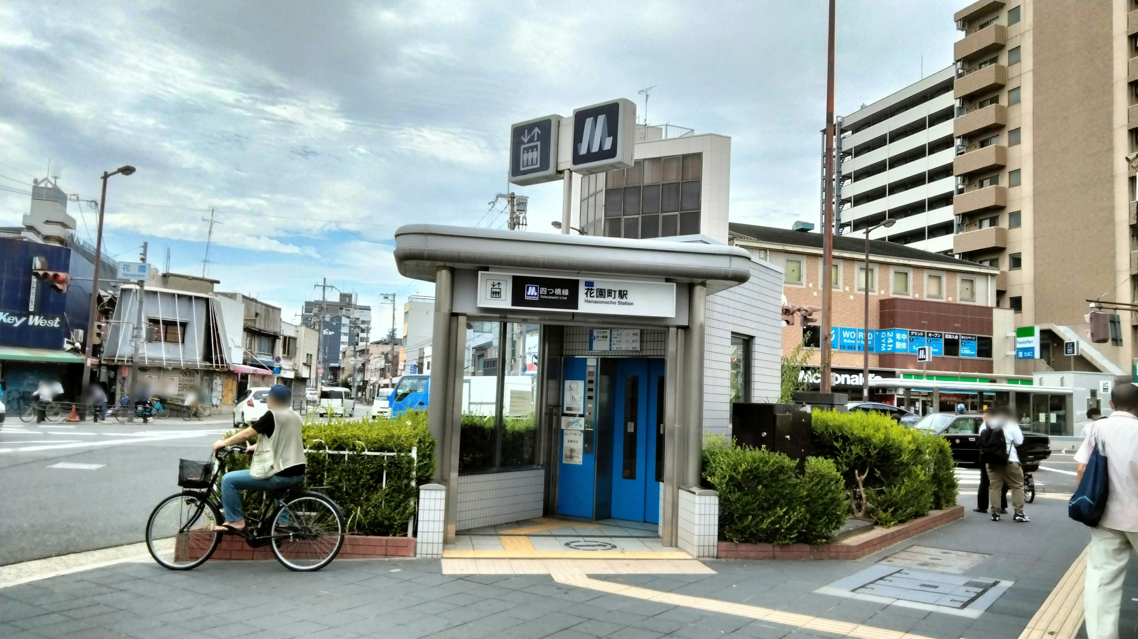 Edificio de estación con puerta azul y bicicleta en primer plano