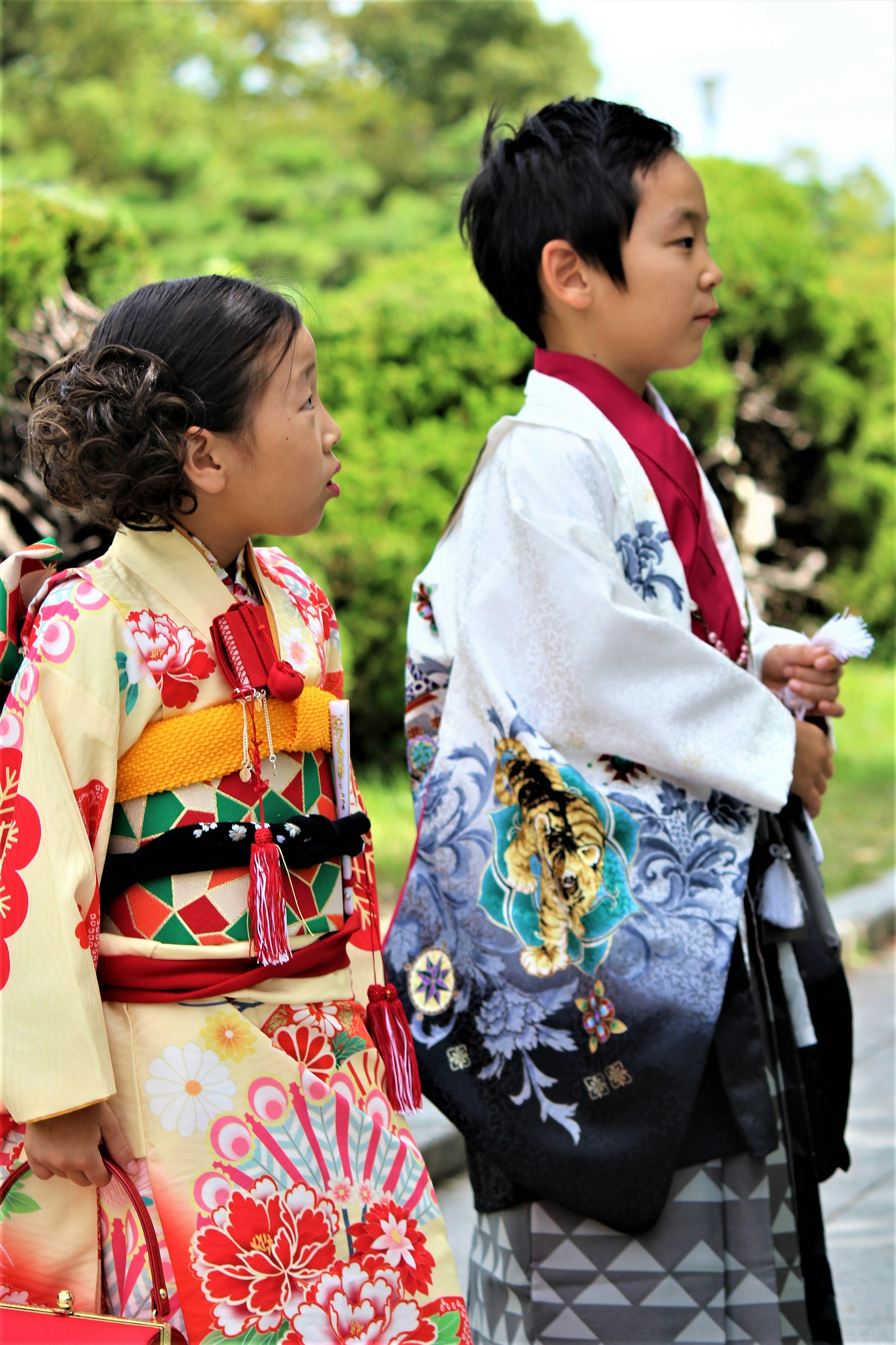 Kinder in traditionellen Kimonos, die nebeneinander gehen