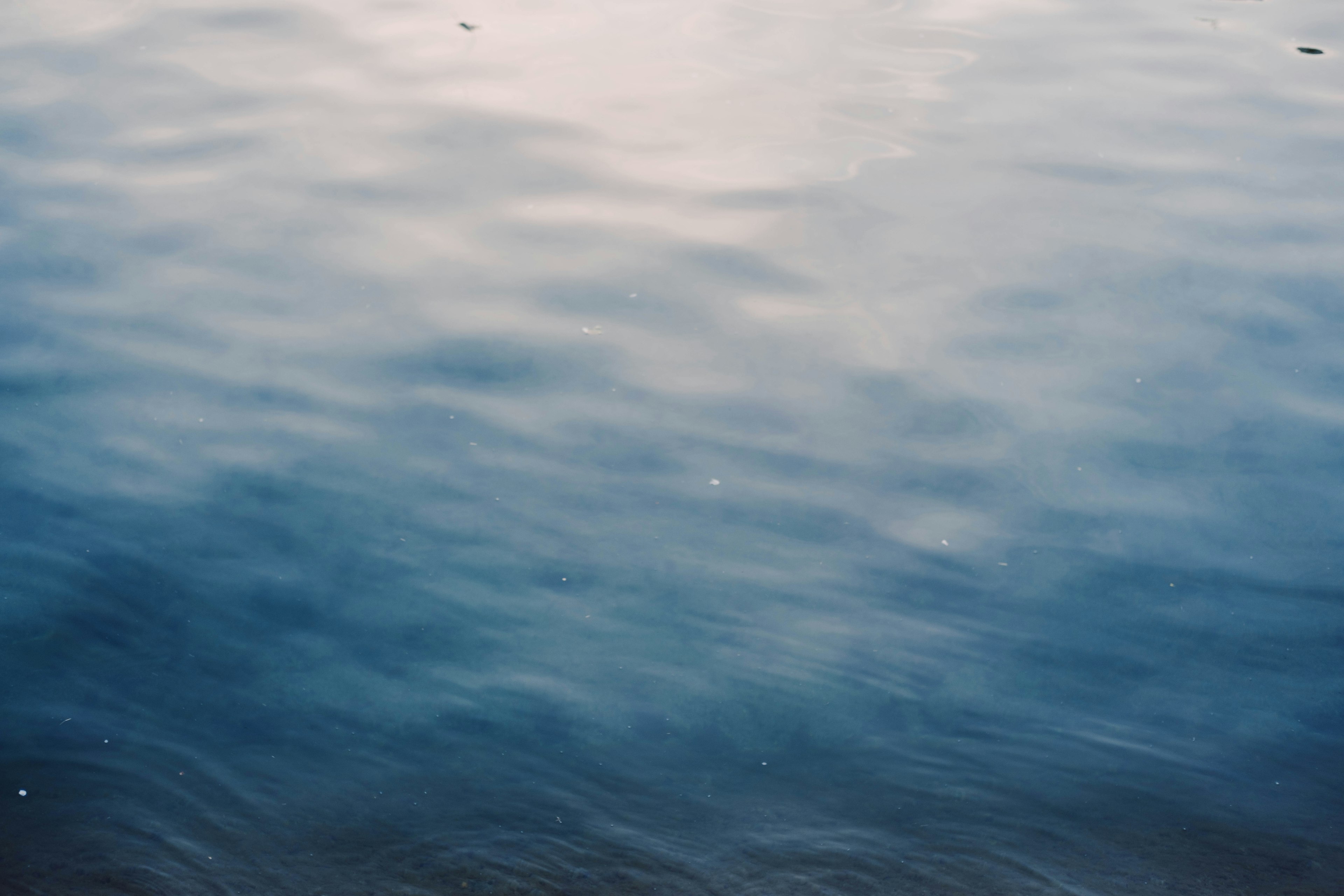 Surface d'eau ondulante avec des nuances de bleu